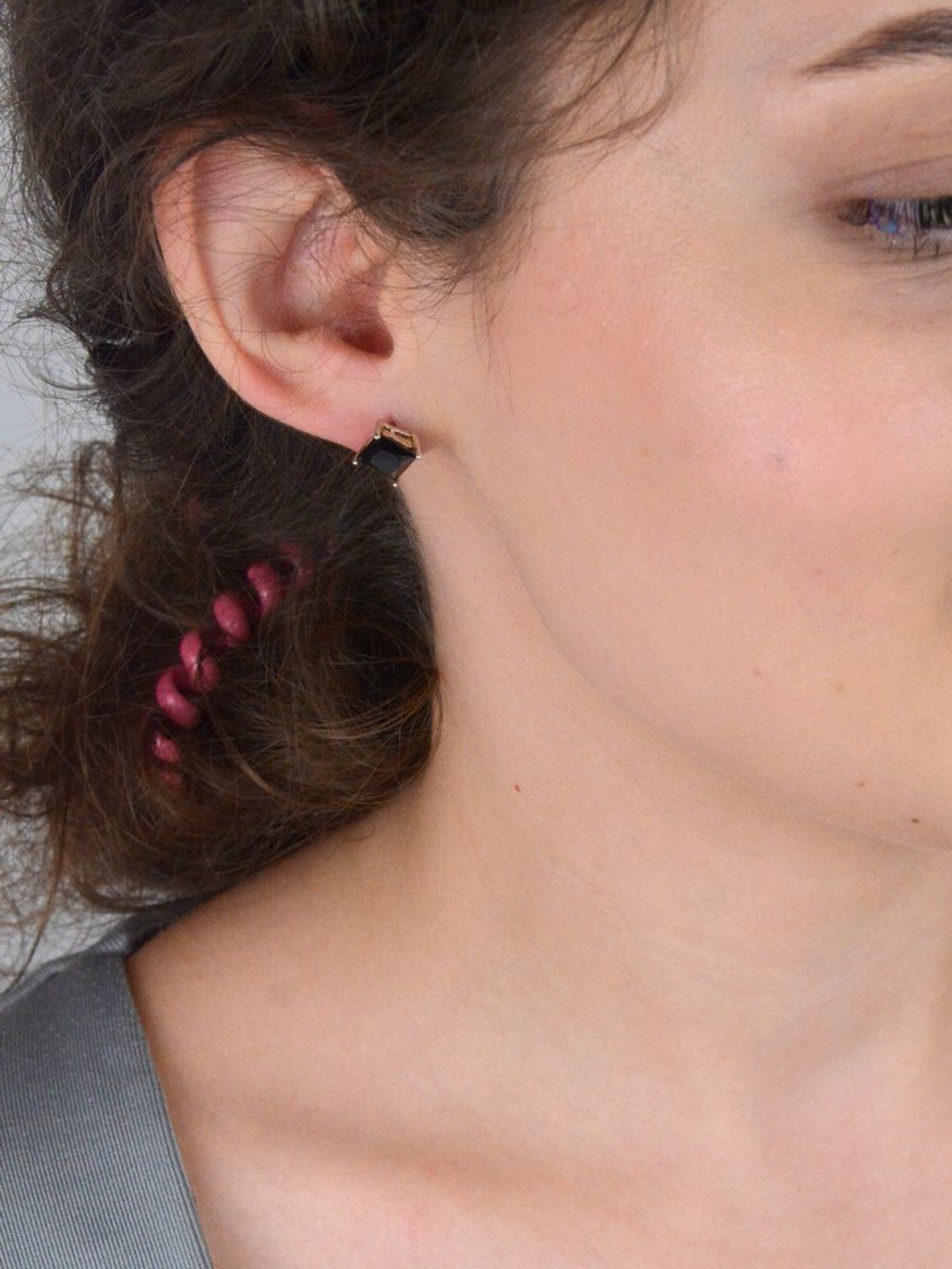 Stylowe srebrne kolczyki DIA-KLC-6741-925 z czarną cyrkonią. Wykonane z próby 925, zapięcie na sztyft, eleganckie i uniwersalne – idealne na co dzień i do zestawów biżuterii.1.jpg