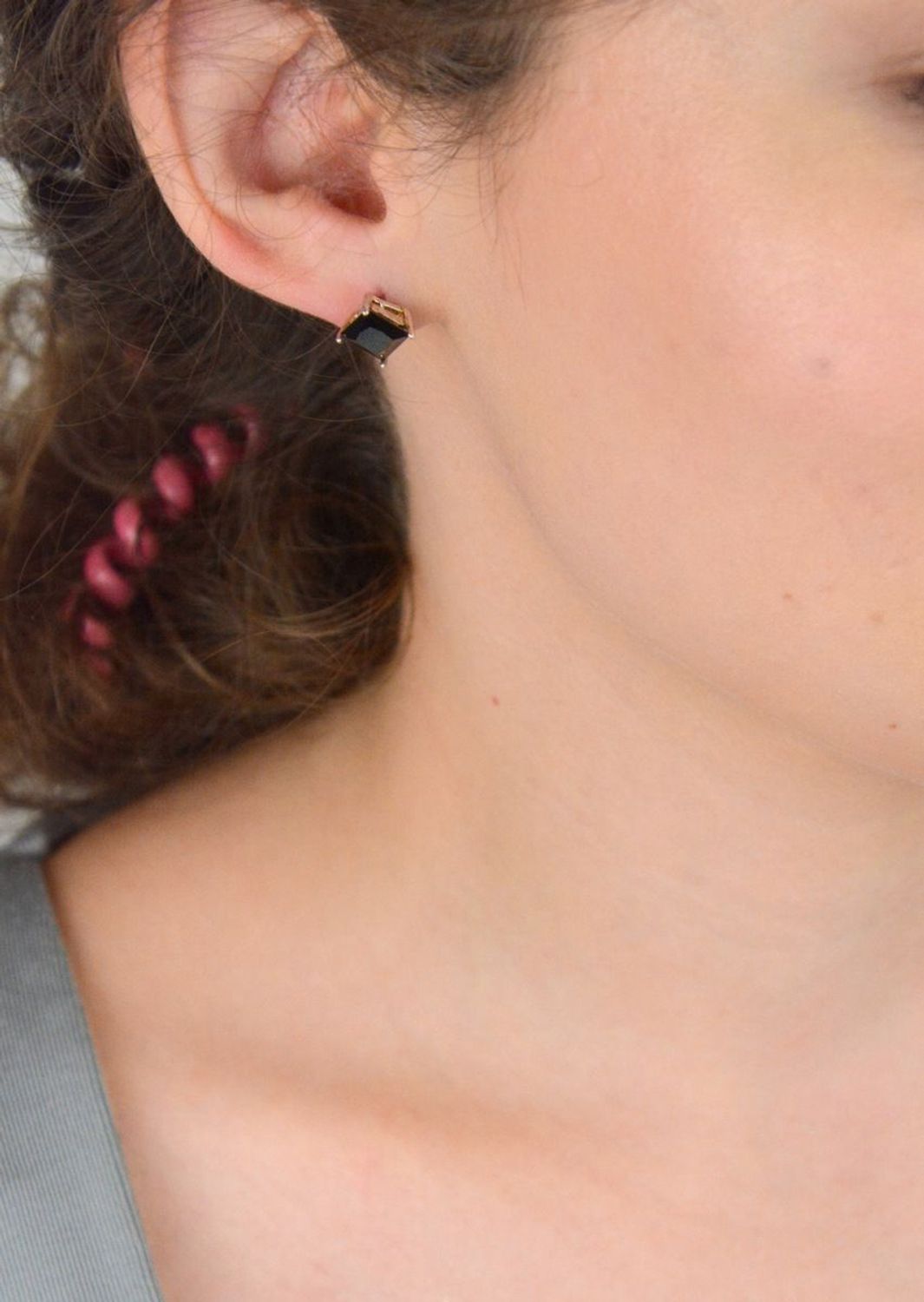 Stylowe srebrne kolczyki DIA-KLC-6741-925 z czarną cyrkonią. Wykonane z próby 925, zapięcie na sztyft, eleganckie i uniwersalne – idealne na co dzień i do zestawów biżuterii.1.jpg