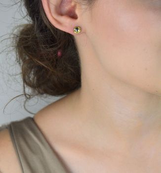 Eleganckie srebrne kolczyki z kryształem Swarovski Elements. Srebro 925, okrągły kształt, zapięcie na sztyft. Idealne do codziennych stylizacji lub na prezent (4).JPG