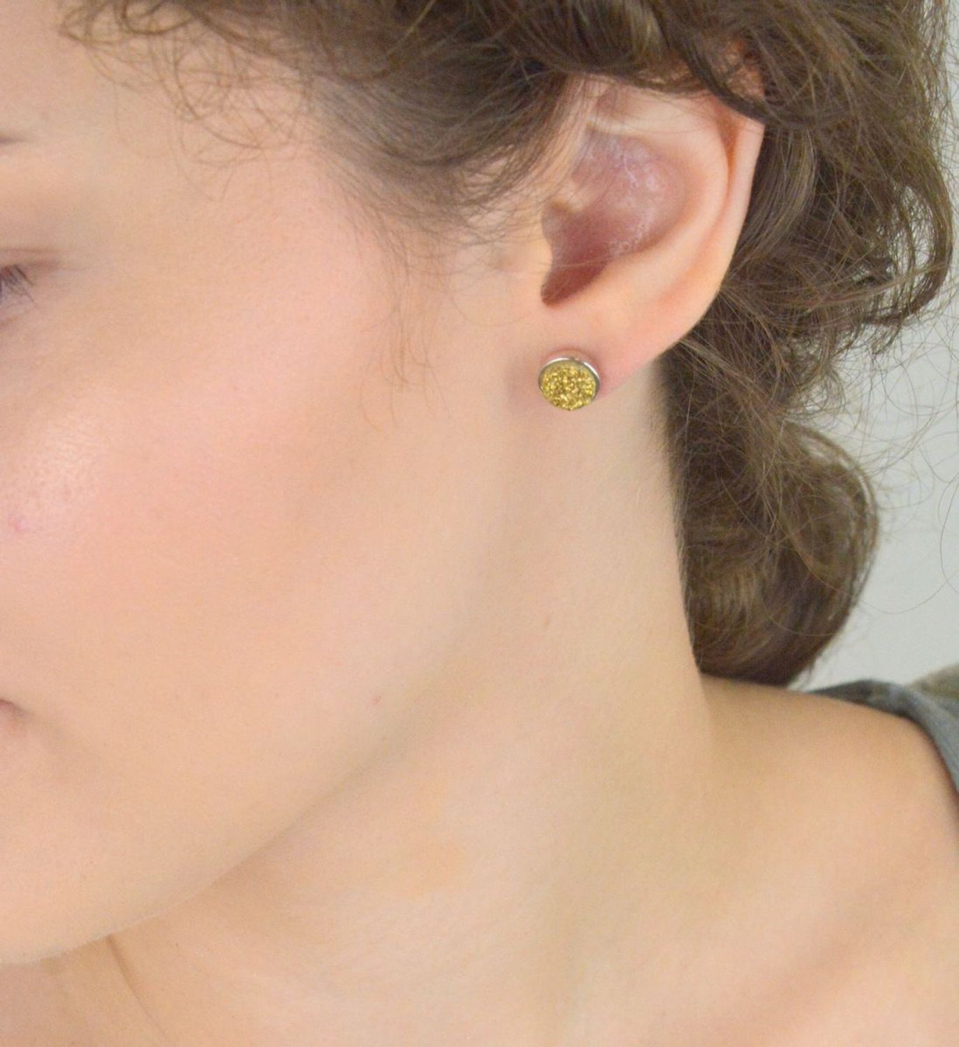 Kolczyki damskie ze srebra 925, model DIA-KLC-6743-925. Okrągłe, zdobione pozłacanym detalem, zapięcie na sztyft, średnica 9 mm, waga 1,99 g. Klasyczna elegancja.1.jpg