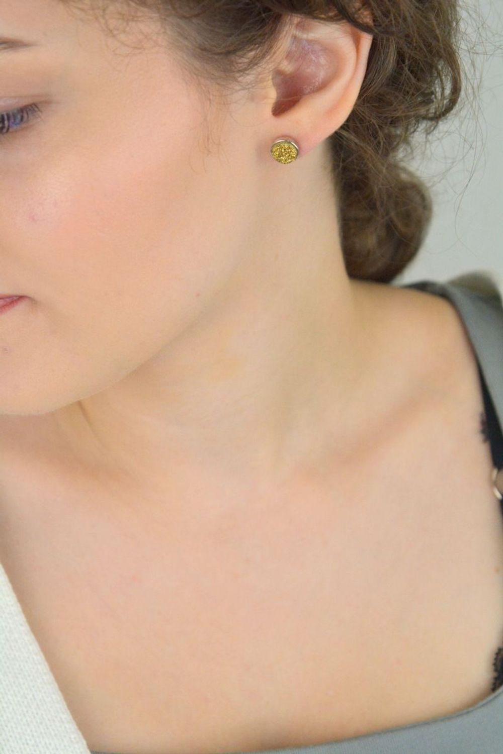 Kolczyki damskie ze srebra 925, model DIA-KLC-6743-925. Okrągłe, zdobione pozłacanym detalem, zapięcie na sztyft, średnica 9 mm, waga 1,99 g. Klasyczna elegancja.1.jpg