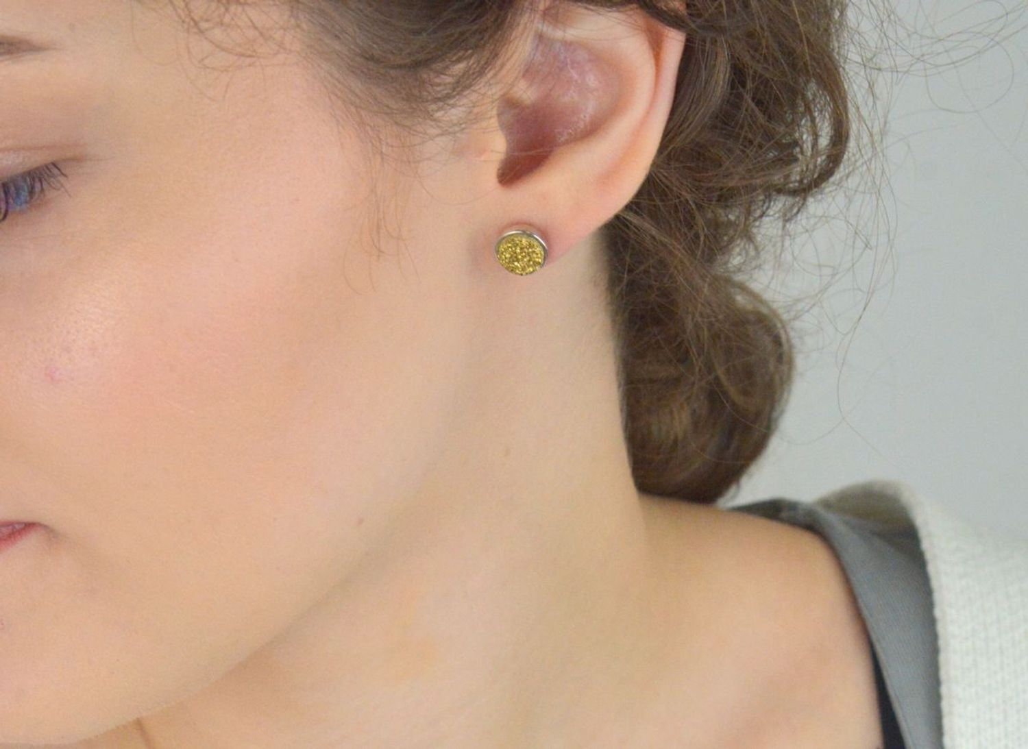 Kolczyki damskie ze srebra 925, model DIA-KLC-6743-925. Okrągłe, zdobione pozłacanym detalem, zapięcie na sztyft, średnica 9 mm, waga 1,99 g. Klasyczna elegancja.1.jpg