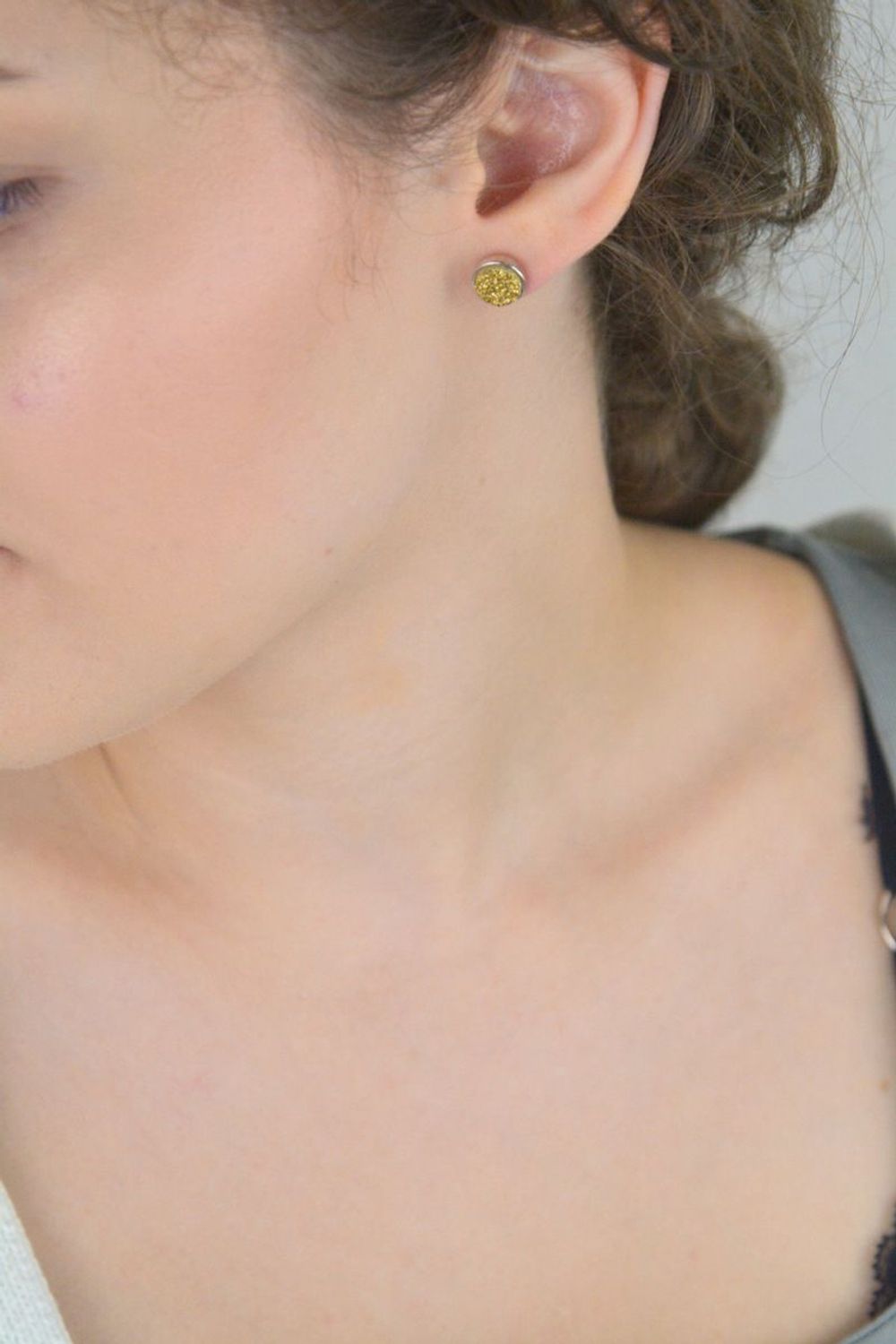 Kolczyki damskie ze srebra 925, model DIA-KLC-6743-925. Okrągłe, zdobione pozłacanym detalem, zapięcie na sztyft, średnica 9 mm, waga 1,99 g. Klasyczna elegancja.1.jpg