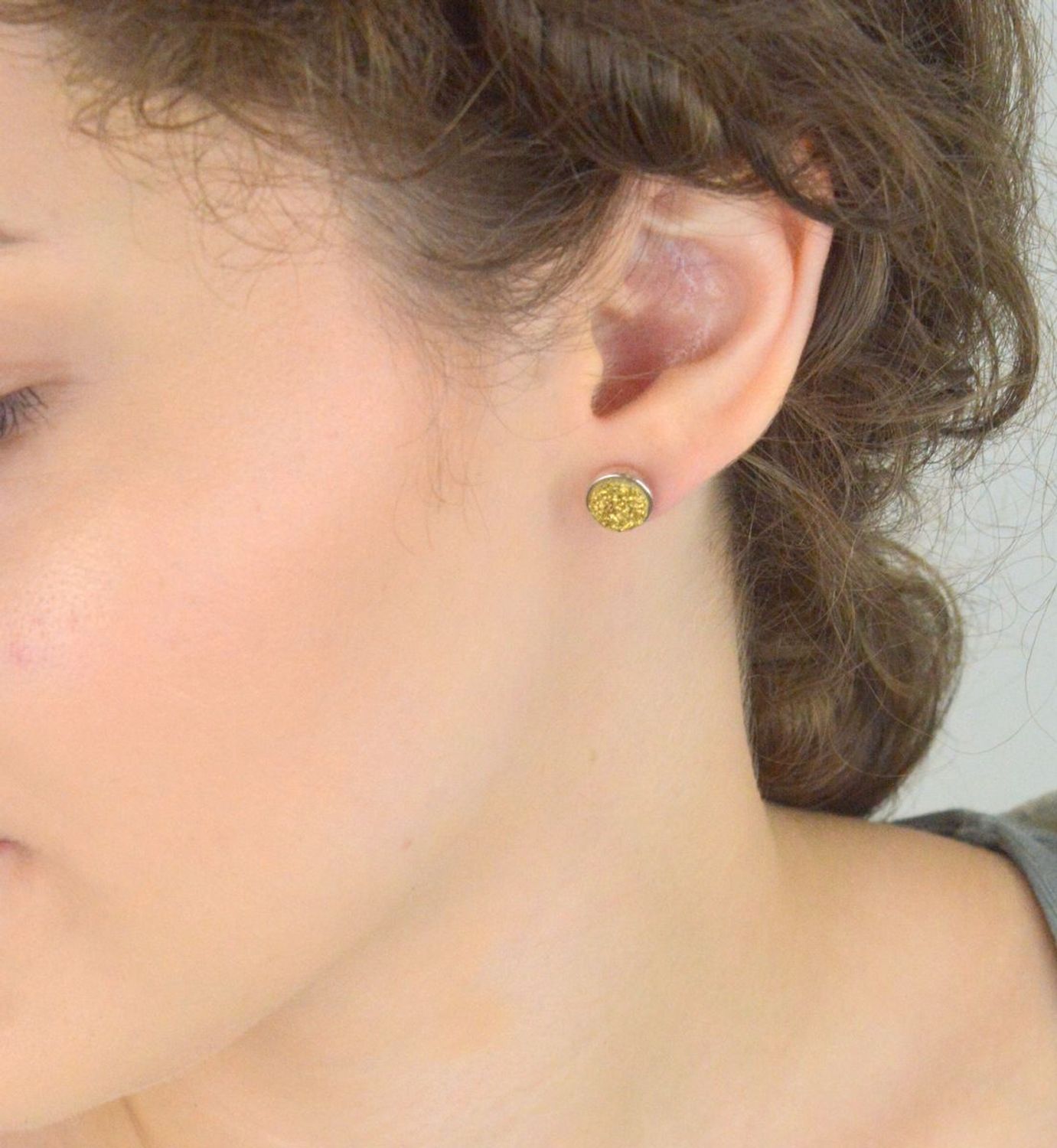 Kolczyki damskie ze srebra 925, model DIA-KLC-6743-925. Okrągłe, zdobione pozłacanym detalem, zapięcie na sztyft, średnica 9 mm, waga 1,99 g. Klasyczna elegancja.1.jpg