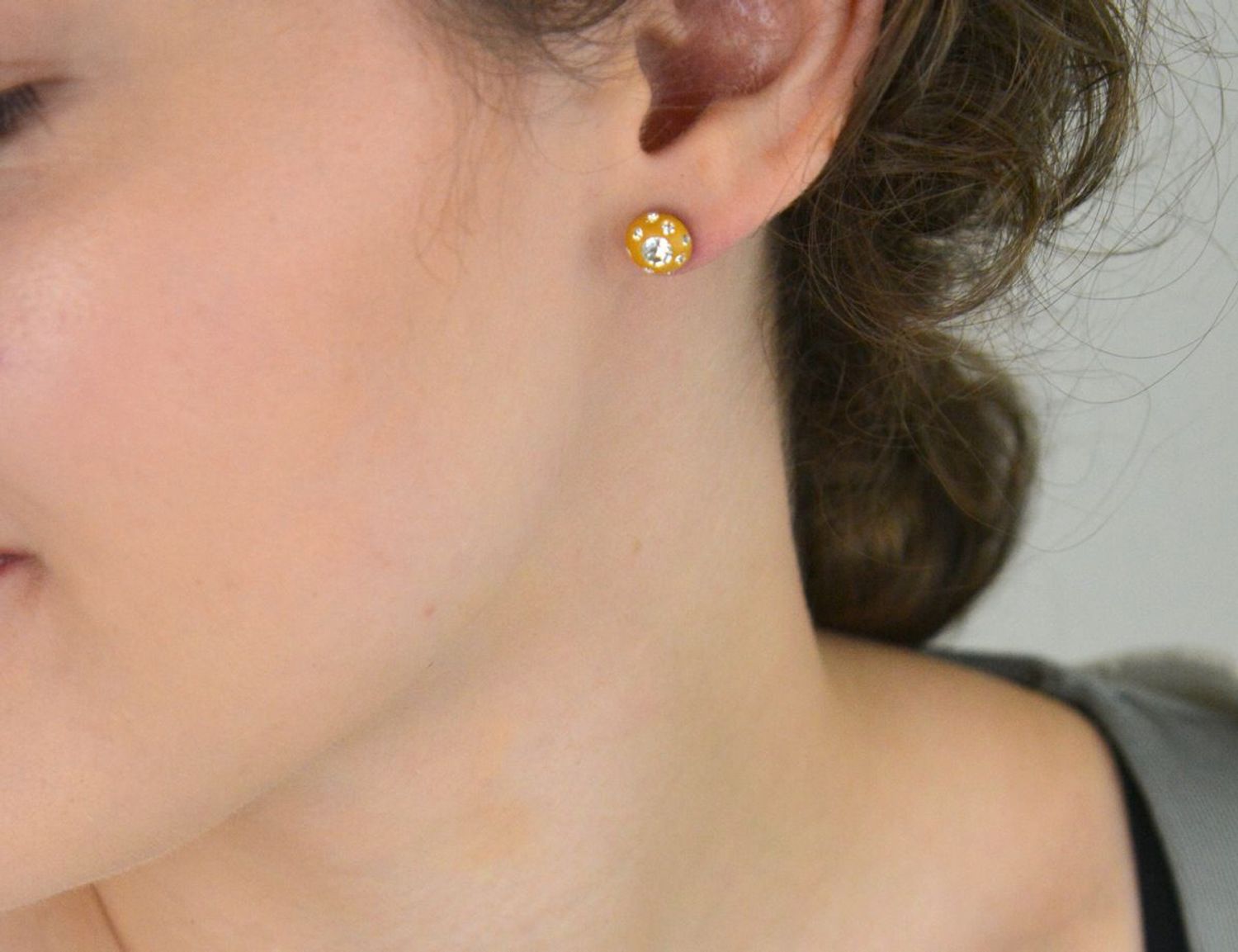 Kolczyki damskie srebrne 925 – DIA-KLC-6744-925. Okrągłe kolczyki z żółtą emalią i białymi cyrkoniami, zapięcie sztyft, waga 1,10 g. Lekka i kolorowa biżuteria na co dzień i na prezent.1.jpg