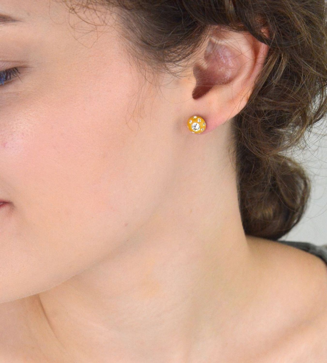 Kolczyki damskie srebrne 925 – DIA-KLC-6744-925. Okrągłe kolczyki z żółtą emalią i białymi cyrkoniami, zapięcie sztyft, waga 1,10 g. Lekka i kolorowa biżuteria na co dzień i na prezent.1.jpg