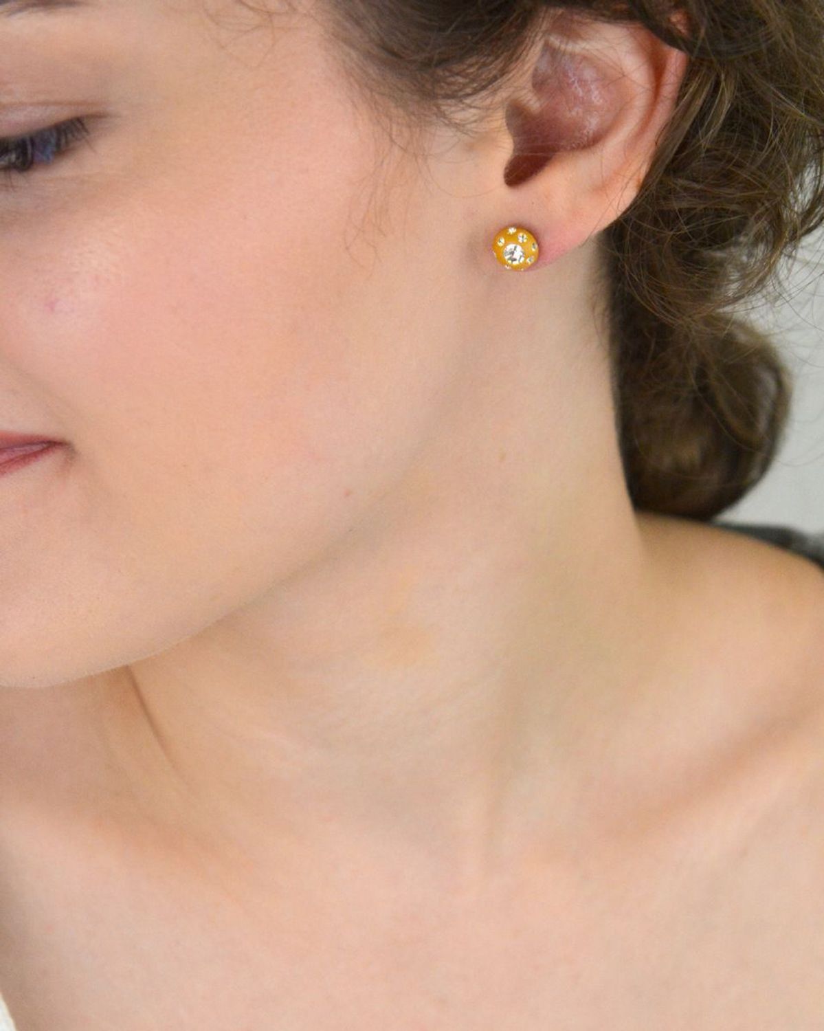 Kolczyki damskie srebrne 925 – DIA-KLC-6744-925. Okrągłe kolczyki z żółtą emalią i białymi cyrkoniami, zapięcie sztyft, waga 1,10 g. Lekka i kolorowa biżuteria na co dzień i na prezent.1.jpg