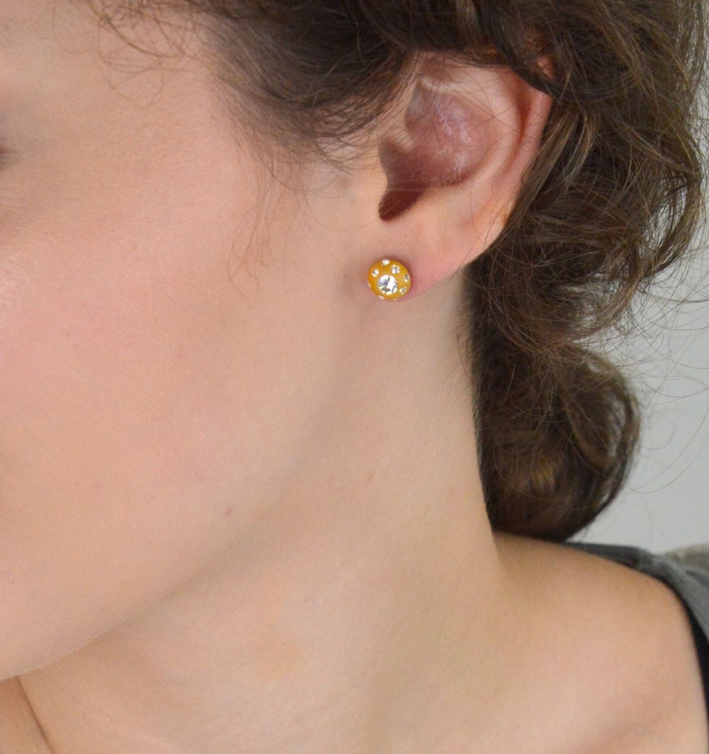 Kolczyki damskie srebrne 925 – DIA-KLC-6744-925. Okrągłe kolczyki z żółtą emalią i białymi cyrkoniami, zapięcie sztyft, waga 1,10 g. Lekka i kolorowa biżuteria na co dzień i na prezent.1.jpg