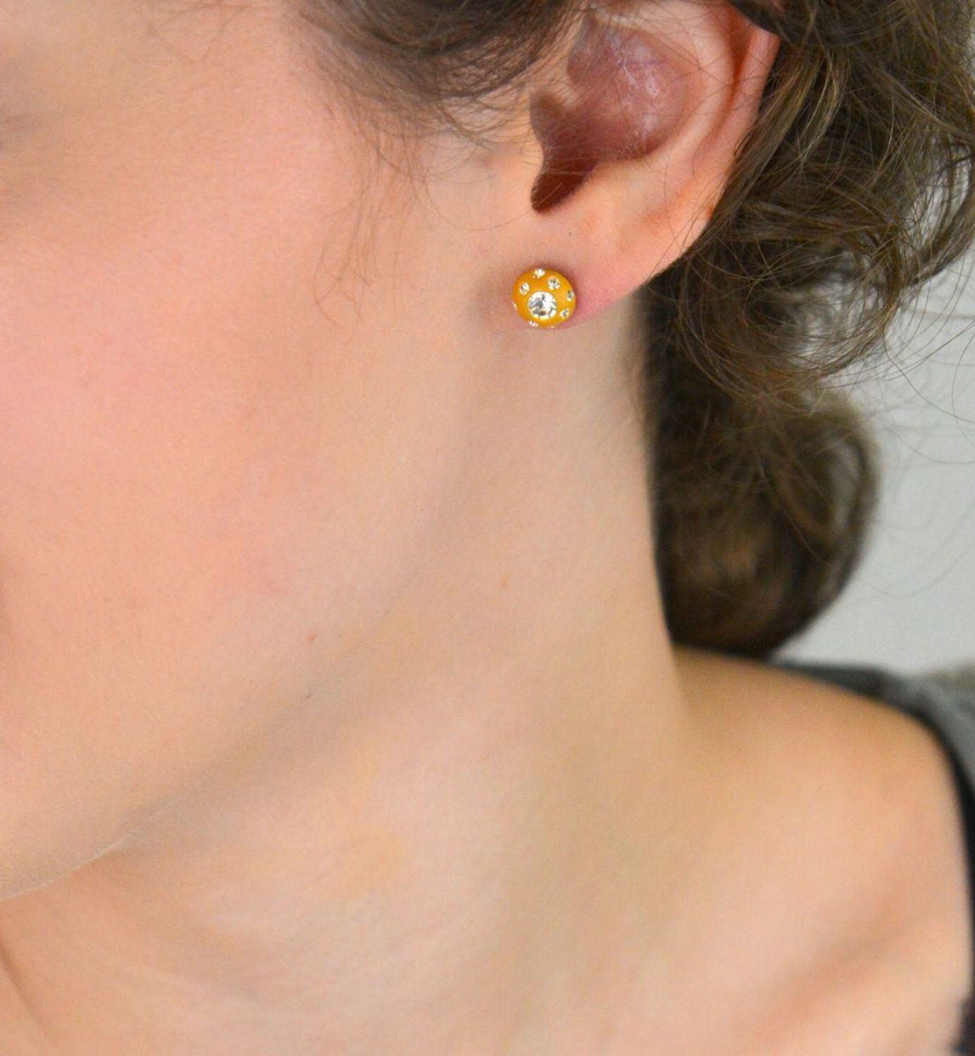 Kolczyki damskie srebrne 925 – DIA-KLC-6744-925. Okrągłe kolczyki z żółtą emalią i białymi cyrkoniami, zapięcie sztyft, waga 1,10 g. Lekka i kolorowa biżuteria na co dzień i na prezent.1.jpg