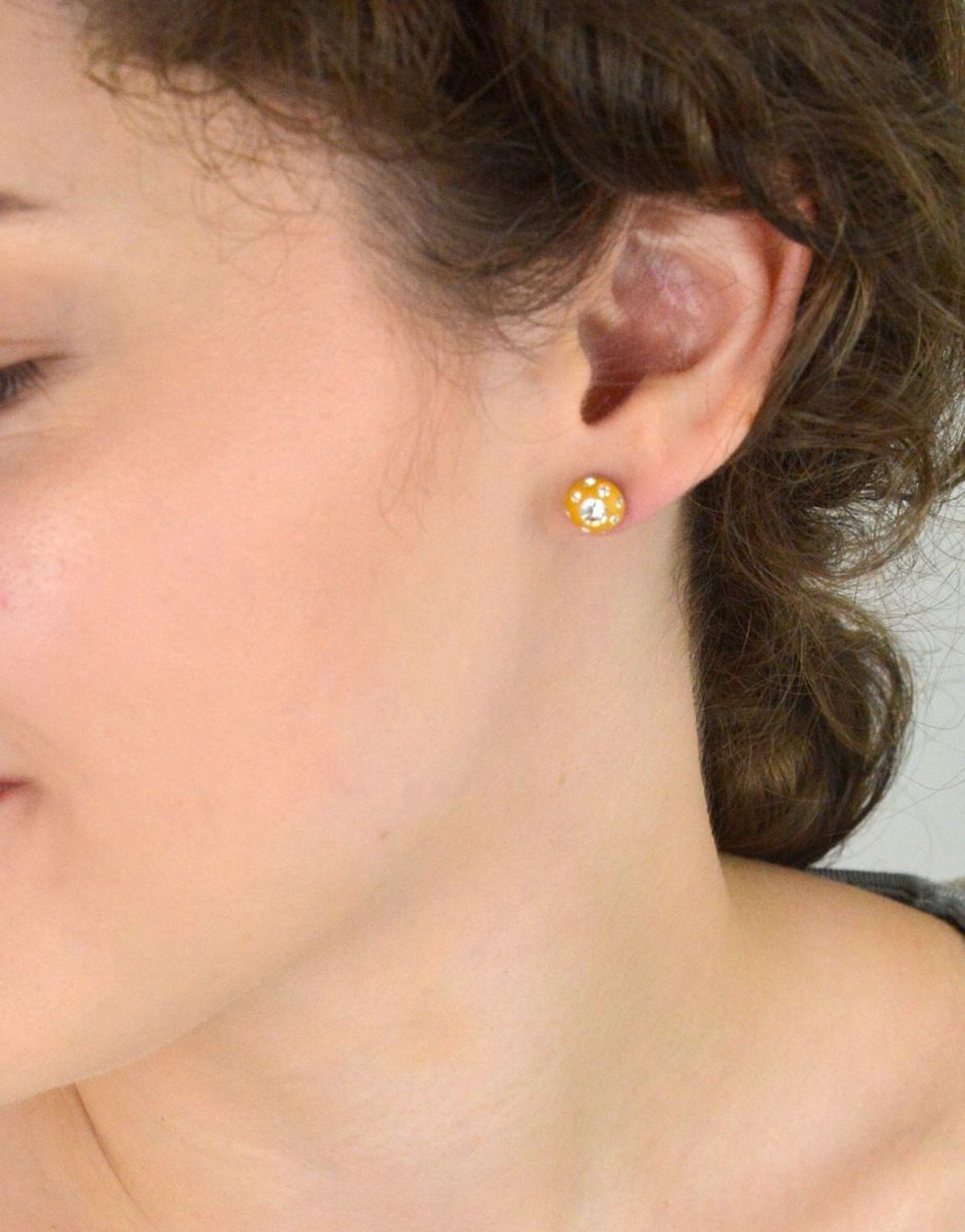 Kolczyki damskie srebrne 925 – DIA-KLC-6744-925. Okrągłe kolczyki z żółtą emalią i białymi cyrkoniami, zapięcie sztyft, waga 1,10 g. Lekka i kolorowa biżuteria na co dzień i na prezent.1.jpg