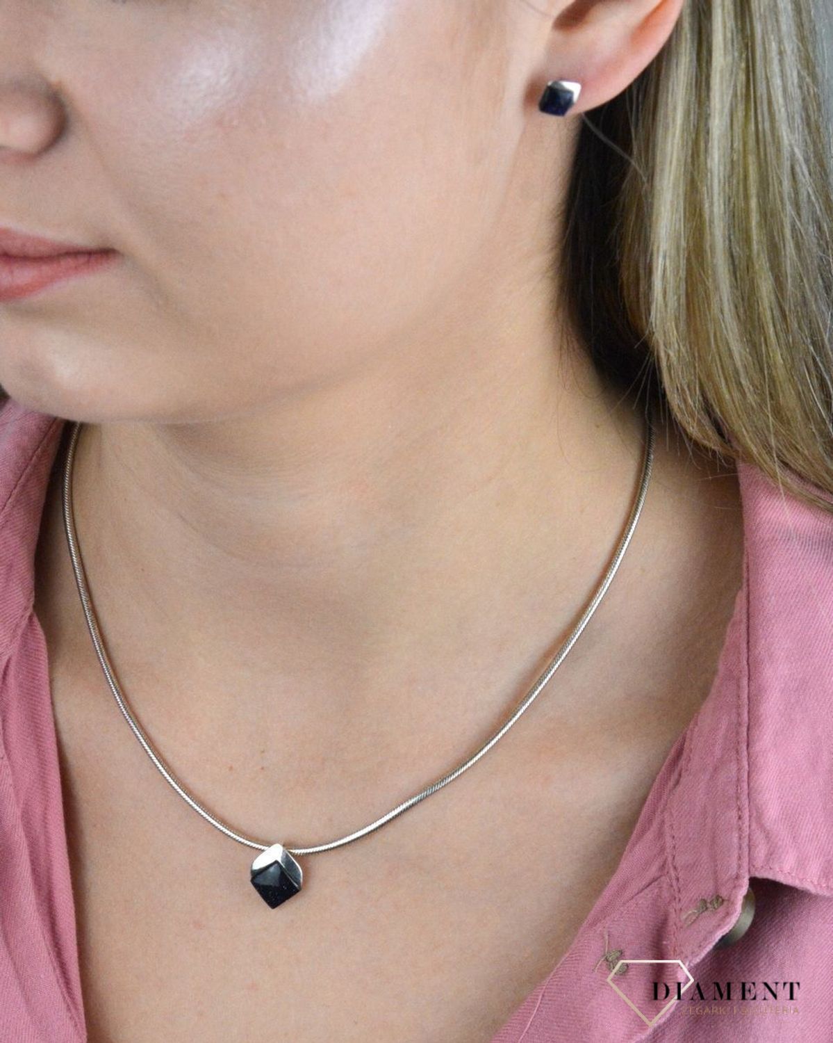 Kolczyki srebrne wkrętki noc kairu DIA-KLC-6756-925. Kolczyki kwadraciki te symbolizują symbol szczęścia, natchnienia oraz piękna. Oryginalne kolczyki srebrne o niecodziennym i oryginalnej kształcie. Bardzo modne kolczyki to i.jpg