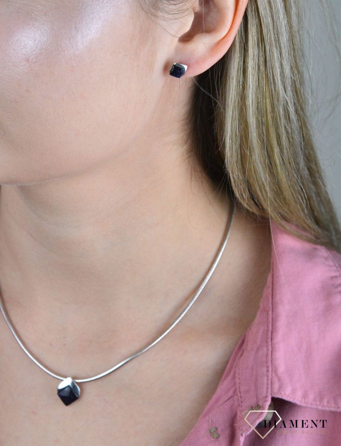 Kolczyki srebrne wkrętki noc kairu DIA-KLC-6756-925. Kolczyki kwadraciki te symbolizują symbol szczęścia, natchnienia oraz piękna. Oryginalne kolczyki srebrne o niecodziennym i oryginalnej kształcie. Bardzo modne kolczyki to i.jpg