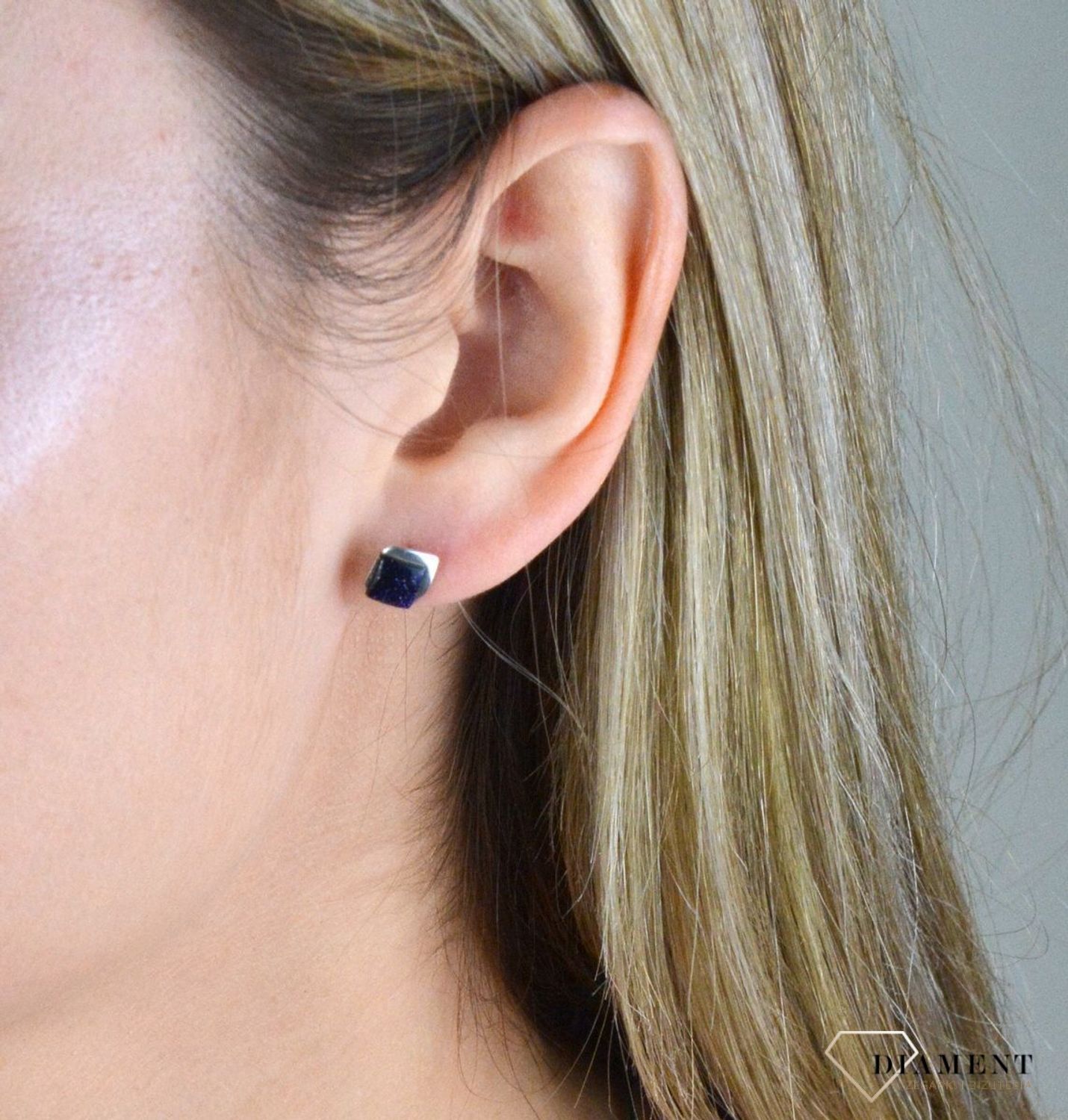 Kolczyki srebrne wkrętki noc kairu DIA-KLC-6756-925. Kolczyki kwadraciki te symbolizują symbol szczęścia, natchnienia oraz piękna. Oryginalne kolczyki srebrne o niecodziennym i oryginalnej kształcie. Bardzo modne kolczyki to i.jpg