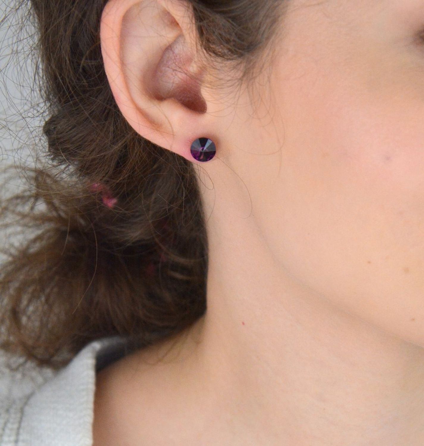 Kolczyki srebrne 925 – model DIA-KLC-6767-925. Okrągłe, z fioletową cyrkonią, wielkość 8 mm, zapięcie na sztyft. Klasyka z kolorowym akcentem – eleganckie i kobiece.1.jpg