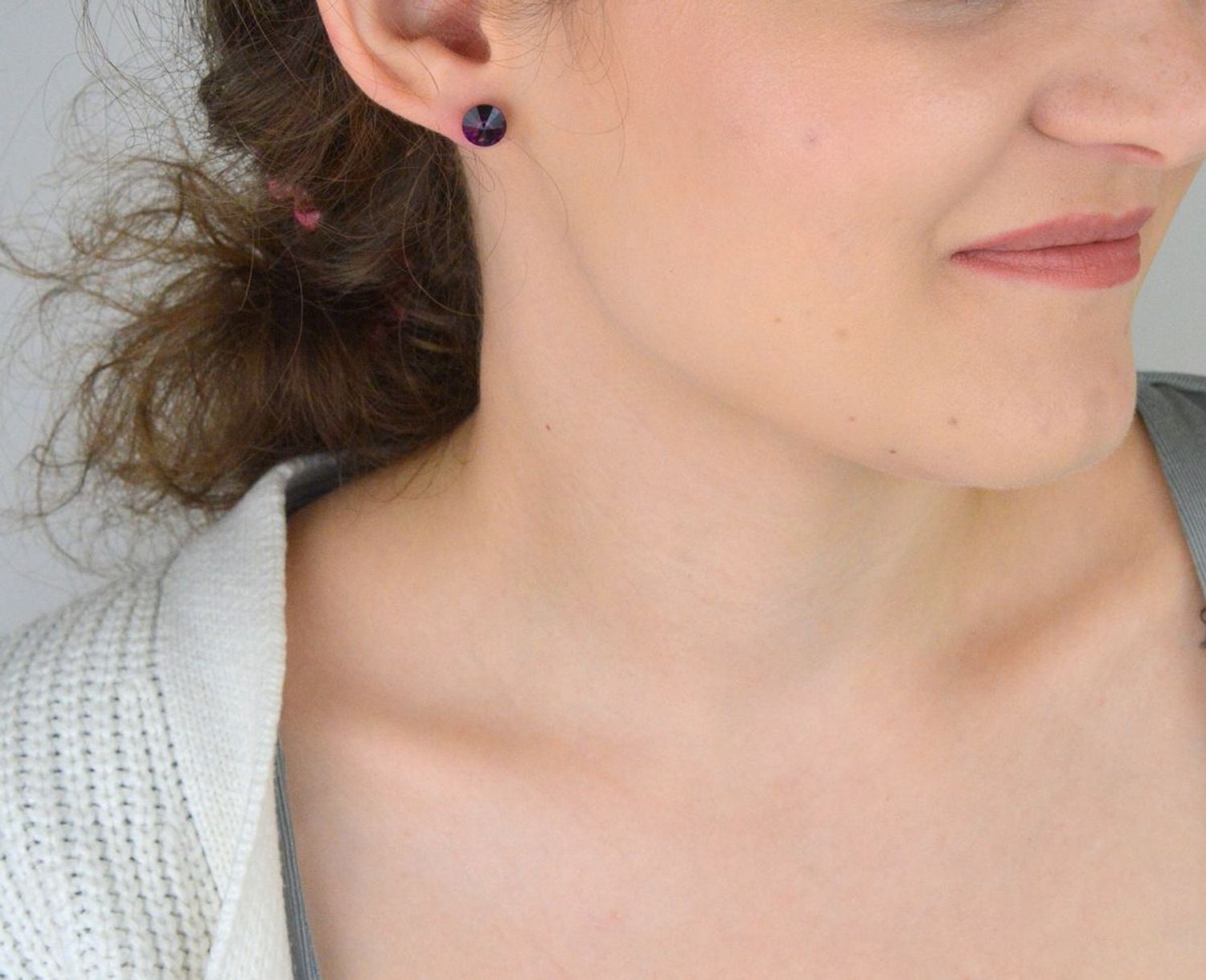 Kolczyki srebrne 925 – model DIA-KLC-6767-925. Okrągłe, z fioletową cyrkonią, wielkość 8 mm, zapięcie na sztyft. Klasyka z kolorowym akcentem – eleganckie i kobiece.1.jpg