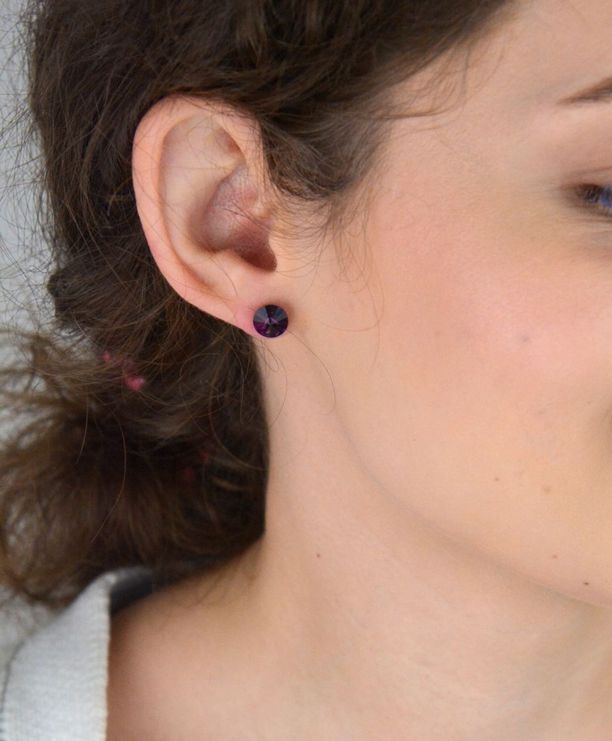 Kolczyki srebrne 925 – model DIA-KLC-6767-925. Okrągłe, z fioletową cyrkonią, wielkość 8 mm, zapięcie na sztyft. Klasyka z kolorowym akcentem – eleganckie i kobiece.1.jpg