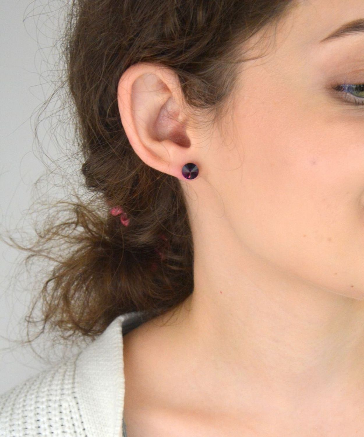 Kolczyki srebrne 925 – model DIA-KLC-6767-925. Okrągłe, z fioletową cyrkonią, wielkość 8 mm, zapięcie na sztyft. Klasyka z kolorowym akcentem – eleganckie i kobiece.1.jpg