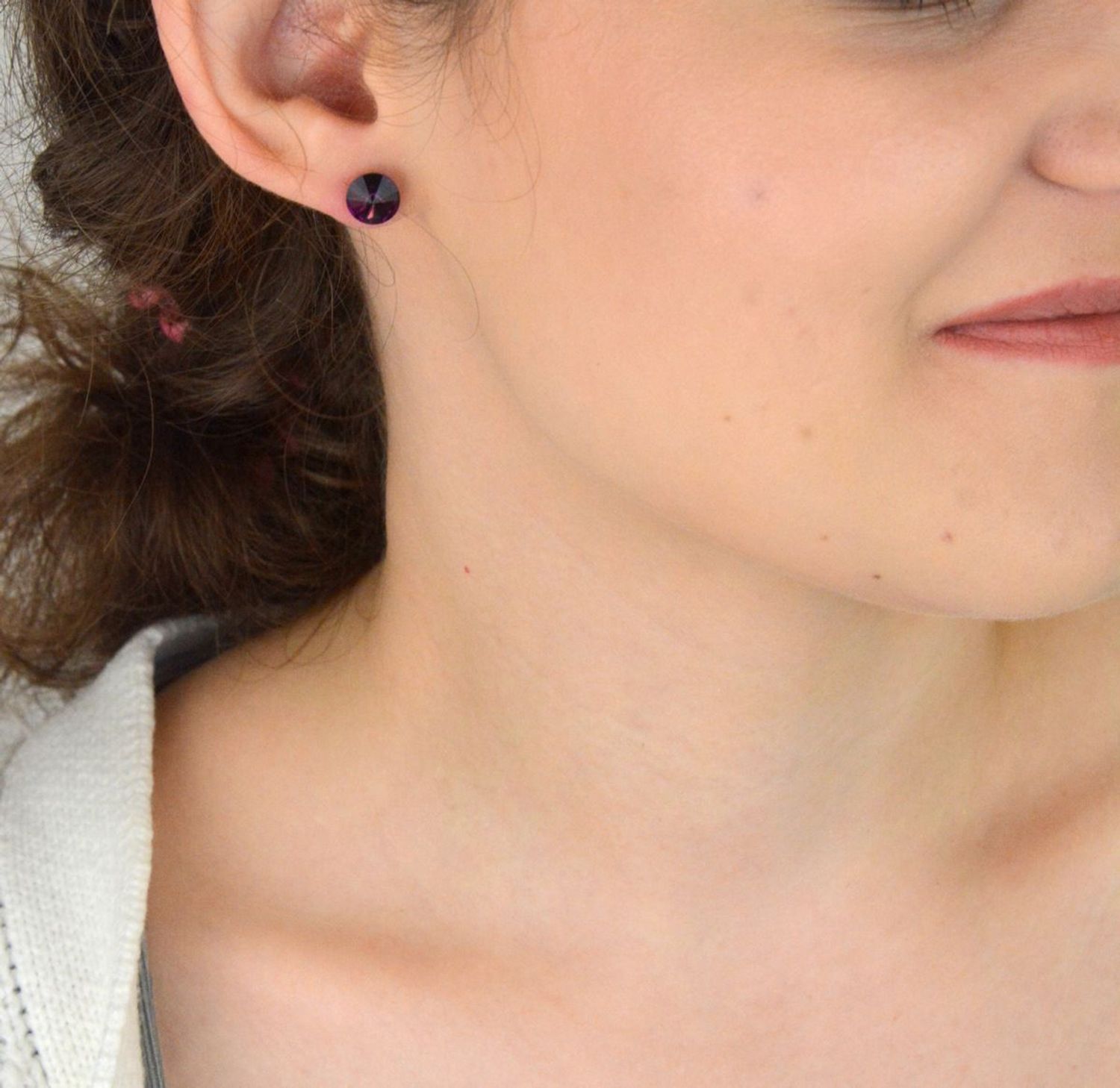 Kolczyki srebrne 925 – model DIA-KLC-6767-925. Okrągłe, z fioletową cyrkonią, wielkość 8 mm, zapięcie na sztyft. Klasyka z kolorowym akcentem – eleganckie i kobiece.1.jpg