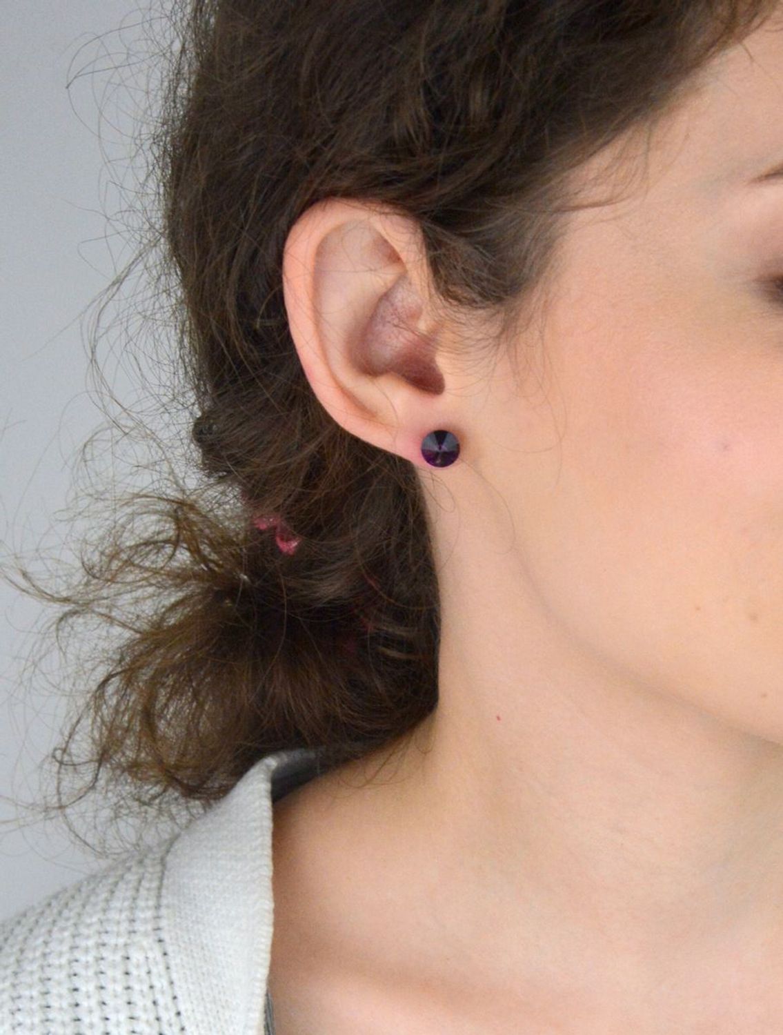 Kolczyki srebrne 925 – model DIA-KLC-6767-925. Okrągłe, z fioletową cyrkonią, wielkość 8 mm, zapięcie na sztyft. Klasyka z kolorowym akcentem – eleganckie i kobiece.1.jpg