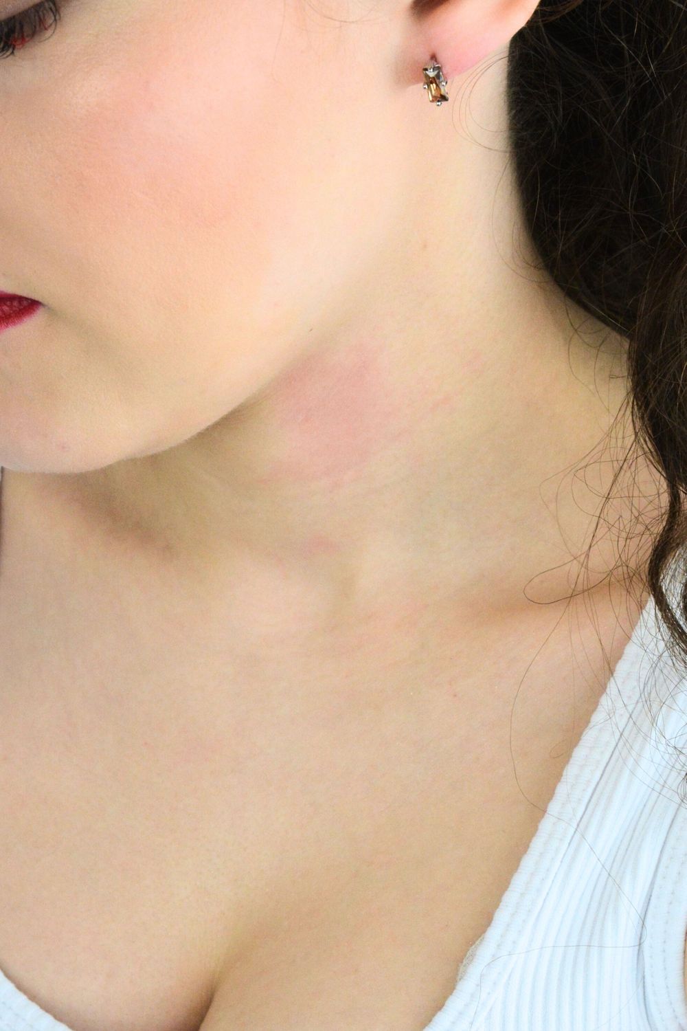 Nowoczesne srebrne kolczyki 925 z prostokątną karmelową cyrkonią. Idealne do codziennych i wieczorowych stylizacji, modne i eleganckie dodatki dla kobiet.1.jpg