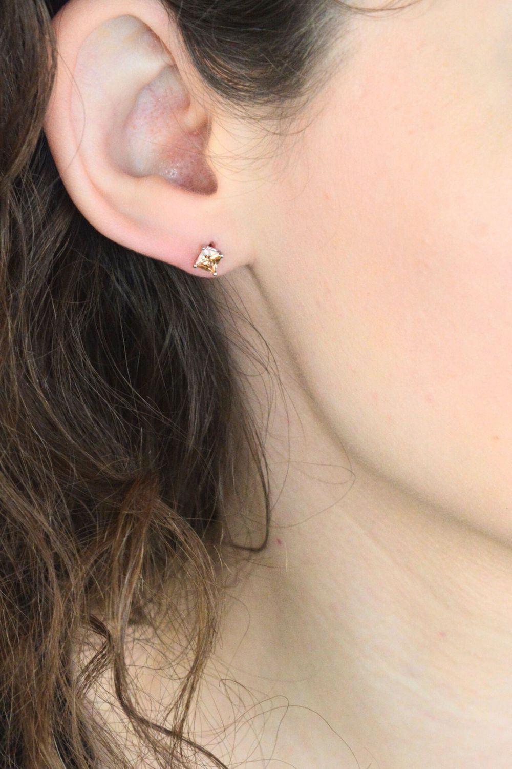 Delikatne srebrne kolczyki z pomarańczową cyrkonią. Wykonane ze srebra próby 925, z zapięciem na wkrętki. Subtelny, elegancki dodatek z nutą koloru.1.jpg