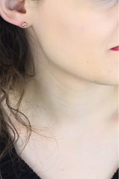 Małe srebrne kolczyki z pomarańczową cyrkonią – elegancka biżuteria 925 (4).jpg