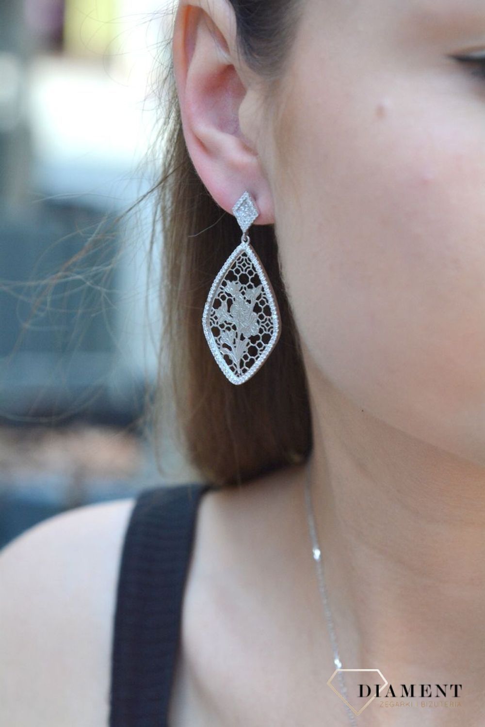 Srebrne ażurowe kolczyki romby 925. Srebrne kolczyki wykonane z próby 925 w ozdobnej ażurowej oprawie z białą cyrkonią. Piękne srebrne kolczyki wykonane z najwyższej próby srebra z pięknym ażurowym wzorem,.jpg