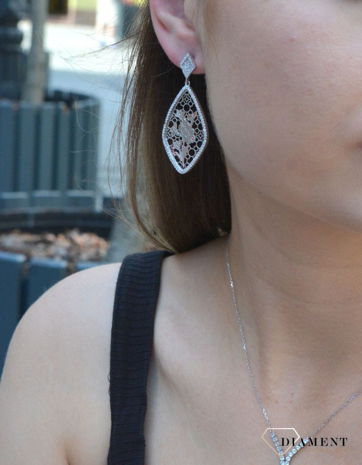 Srebrne ażurowe kolczyki romby 925. Srebrne kolczyki wykonane z próby 925 w ozdobnej ażurowej oprawie z białą cyrkonią. Piękne srebrne kolczyki wykonane z najwyższej próby srebra z pięknym ażurowym wzorem,.jpg