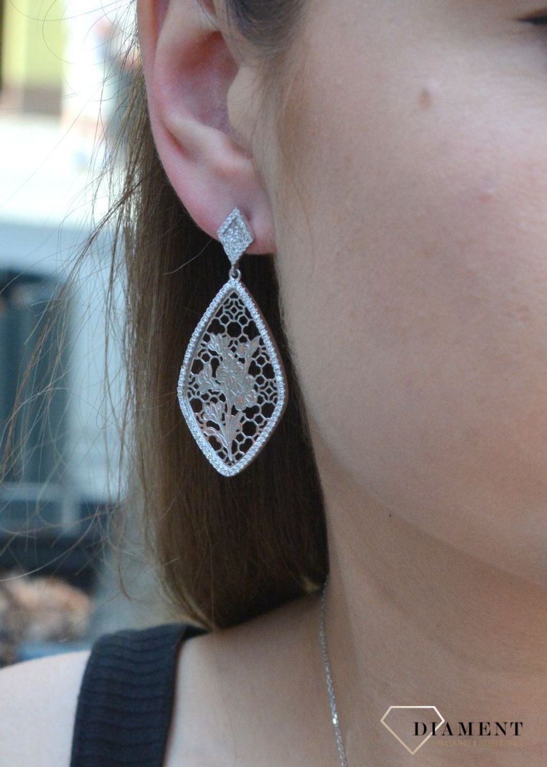 Srebrne ażurowe kolczyki romby 925. Srebrne kolczyki wykonane z próby 925 w ozdobnej ażurowej oprawie z białą cyrkonią. Piękne srebrne kolczyki wykonane z najwyższej próby srebra z pięknym ażurowym wzorem,.jpg