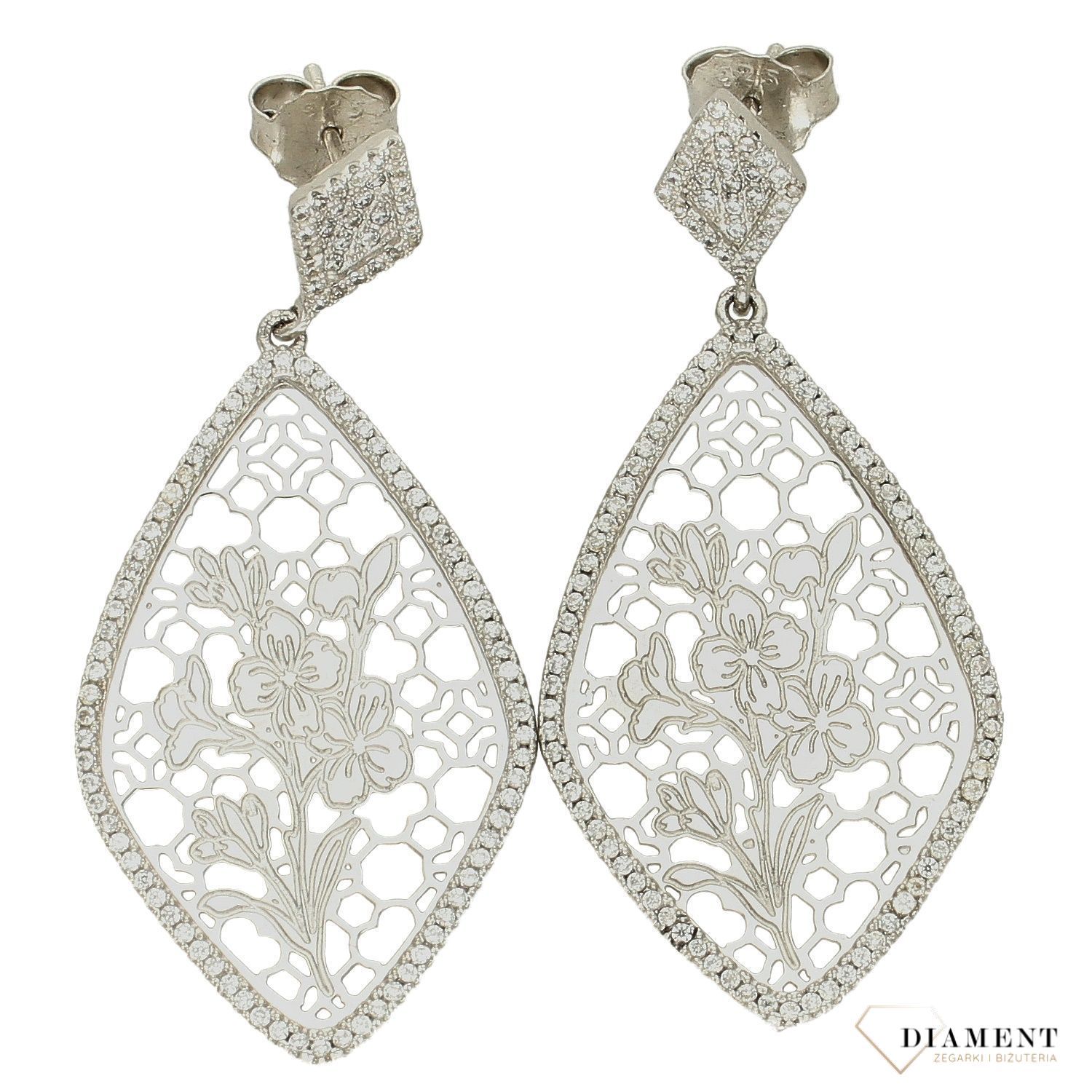 Srebrne ażurowe kolczyki romby 925. Srebrne kolczyki wykonane z próby 925 w ozdobnej ażurowej oprawie z białą cyrkonią. Piękne srebrne kolczyki wykonane z najwyższej próby srebra z pięknym ażurowym wzorem,.jpg
