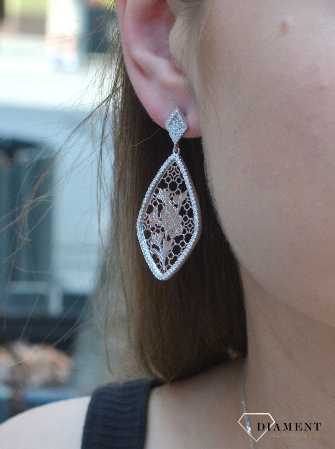 Srebrne ażurowe kolczyki romby 925. Srebrne kolczyki wykonane z próby 925 w ozdobnej ażurowej oprawie z białą cyrkonią. Piękne srebrne kolczyki wykonane z najwyższej próby srebra z pięknym ażurowym wzorem,.jpg