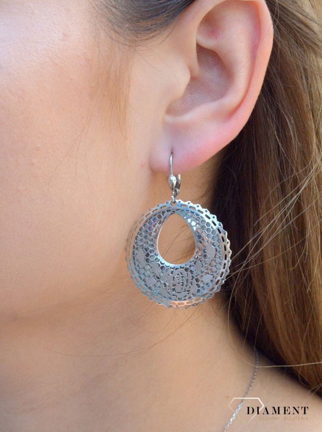 Srebrne ażurowe kolczyki z różą 925. Srebrne kolczyki wykonane z próby 925 w ozdobnej ażurowej oprawie. Piękne srebrne kolczyki wykonane z najwyższej próby srebra z pięknym ażurowym wzorem.jpg