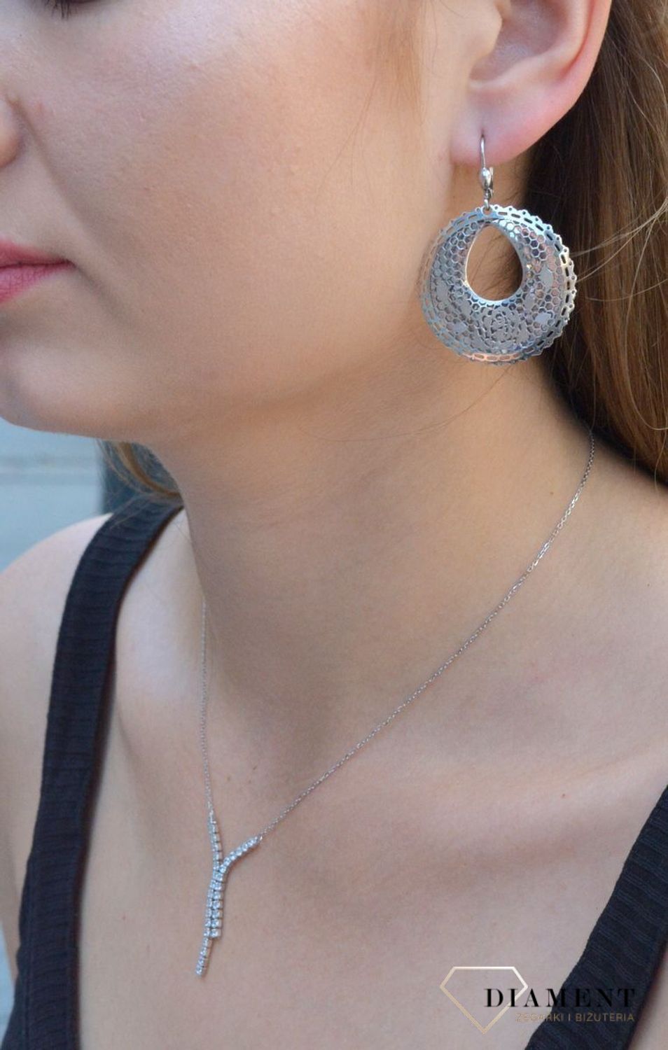 Srebrne ażurowe kolczyki z różą 925. Srebrne kolczyki wykonane z próby 925 w ozdobnej ażurowej oprawie. Piękne srebrne kolczyki wykonane z najwyższej próby srebra z pięknym ażurowym wzorem.jpg