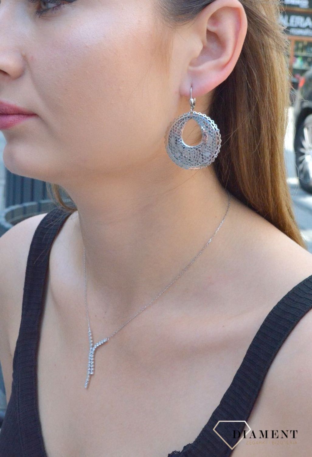 Srebrne ażurowe kolczyki z różą 925. Srebrne kolczyki wykonane z próby 925 w ozdobnej ażurowej oprawie. Piękne srebrne kolczyki wykonane z najwyższej próby srebra z pięknym ażurowym wzorem.jpg