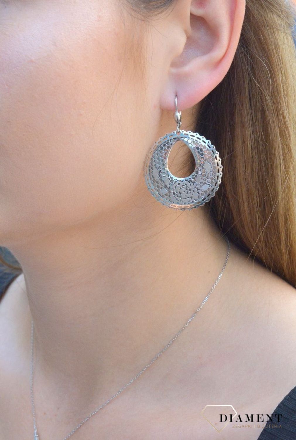 Srebrne ażurowe kolczyki z różą 925. Srebrne kolczyki wykonane z próby 925 w ozdobnej ażurowej oprawie. Piękne srebrne kolczyki wykonane z najwyższej próby srebra z pięknym ażurowym wzorem.jpg