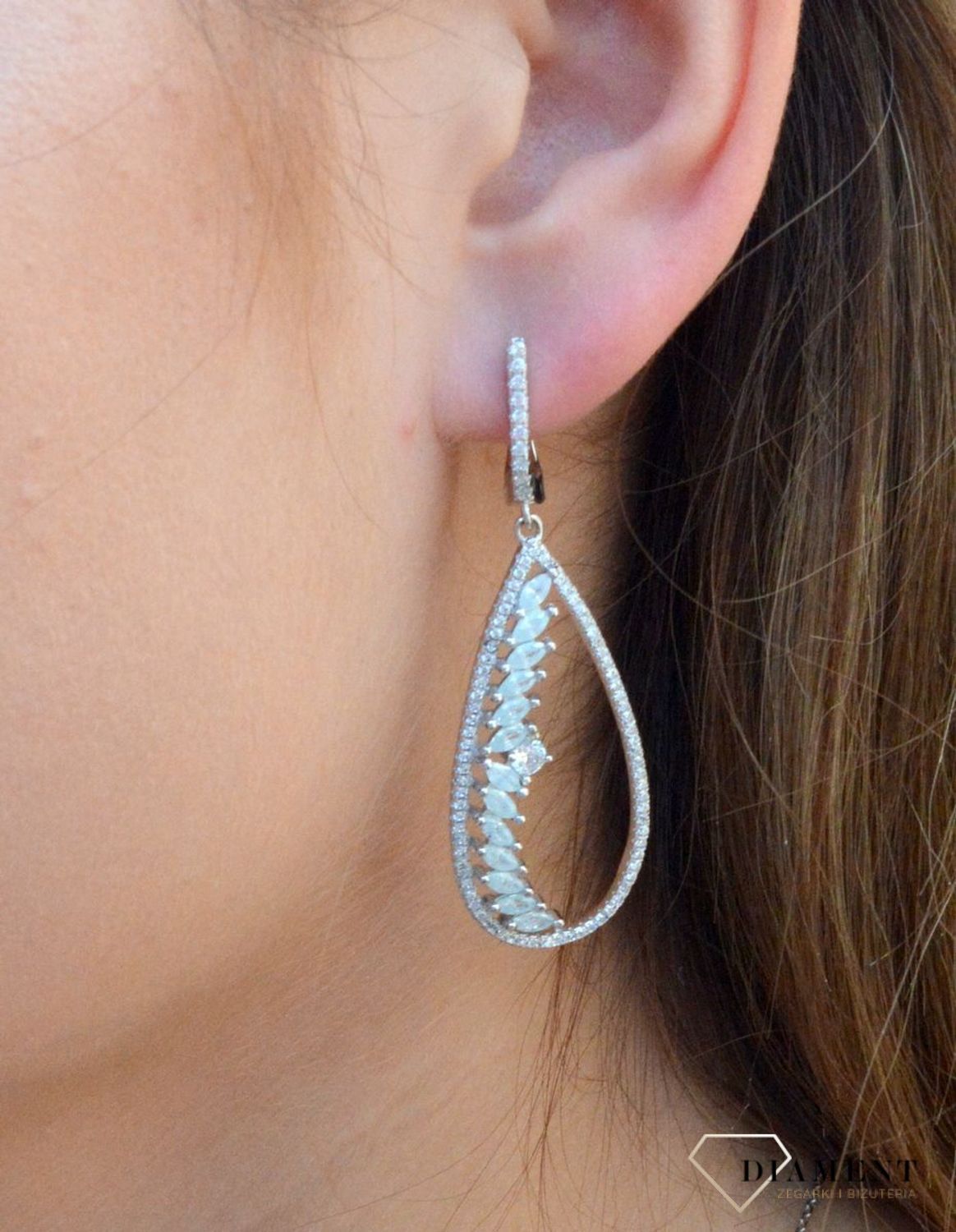 Srebrne kolczyki ozdobione cyrkonią w kolorze niebieskim i białym. Kolczyki na zapięcie angielskie dodadzą subtelnego blasku stworzonej stylizacji. Tego typu kolczyki, pięknie się będą prezentowały same lub.jpg