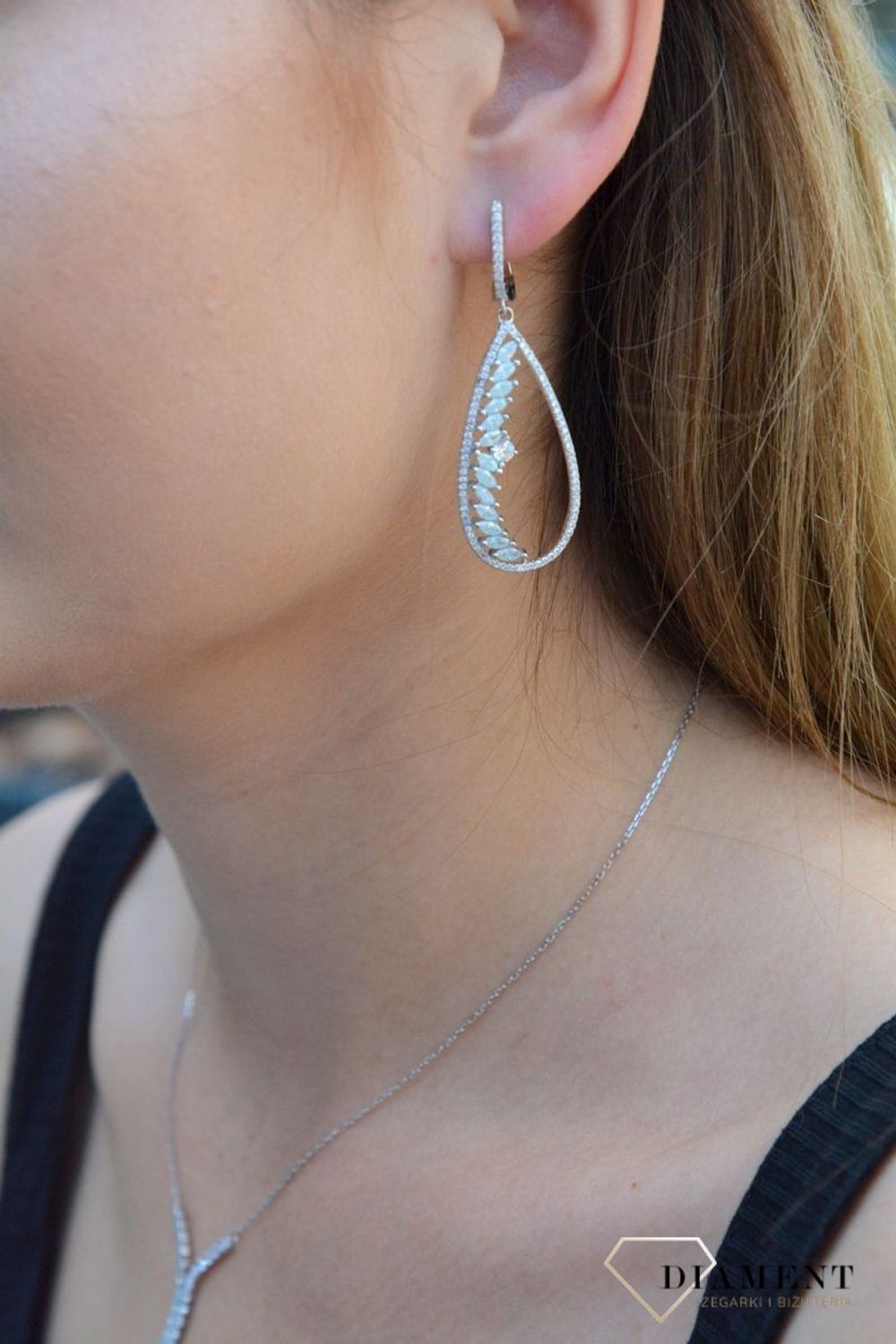 Srebrne kolczyki ozdobione cyrkonią w kolorze niebieskim i białym. Kolczyki na zapięcie angielskie dodadzą subtelnego blasku stworzonej stylizacji. Tego typu kolczyki, pięknie się będą prezentowały same lub.jpg