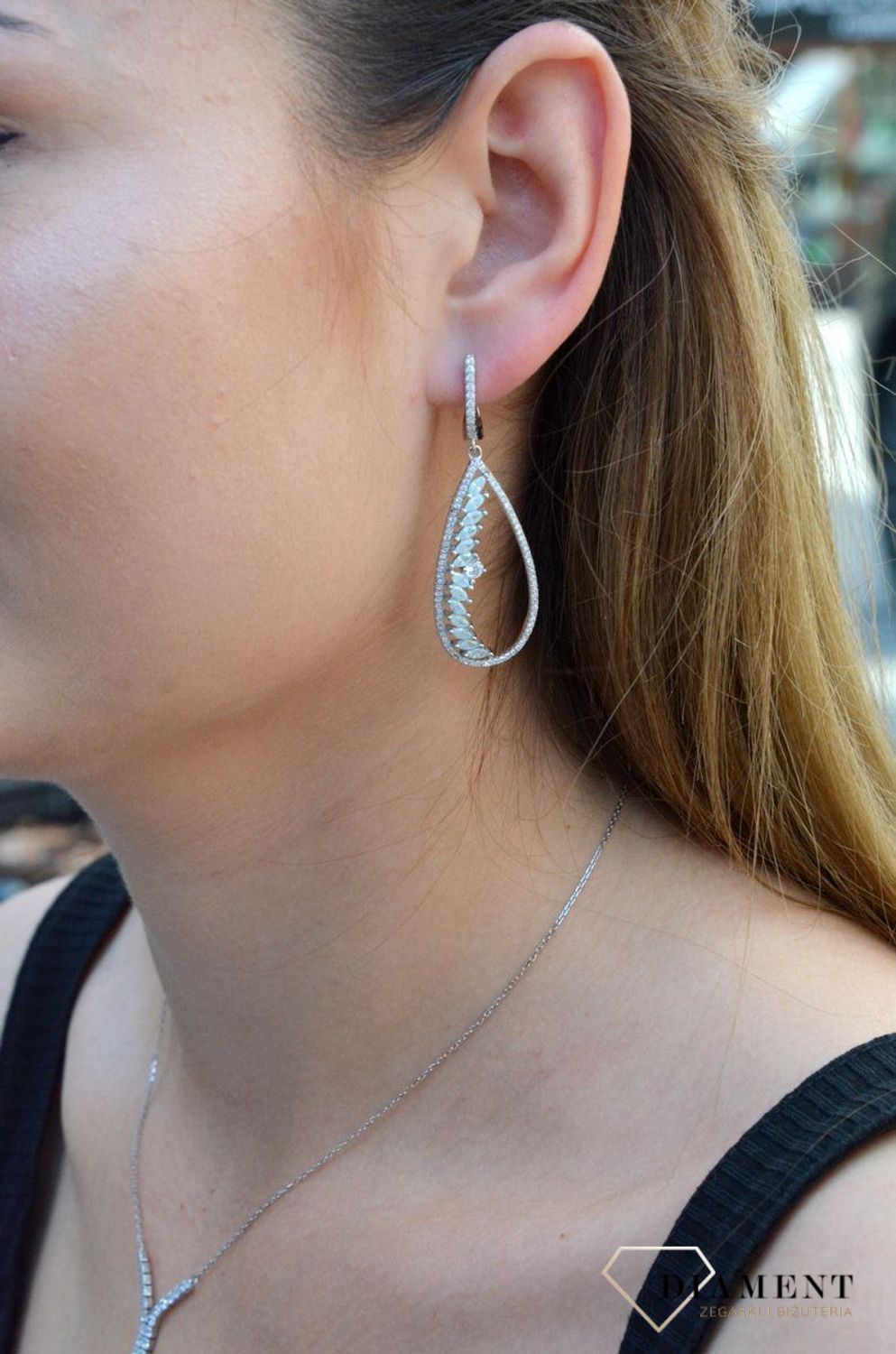 Srebrne kolczyki ozdobione cyrkonią w kolorze niebieskim i białym. Kolczyki na zapięcie angielskie dodadzą subtelnego blasku stworzonej stylizacji. Tego typu kolczyki, pięknie się będą prezentowały same lub.jpg
