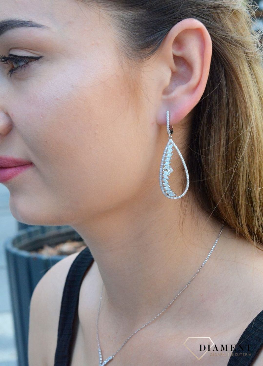 Srebrne kolczyki ozdobione cyrkonią w kolorze niebieskim i białym. Kolczyki na zapięcie angielskie dodadzą subtelnego blasku stworzonej stylizacji. Tego typu kolczyki, pięknie się będą prezentowały same lub.jpg