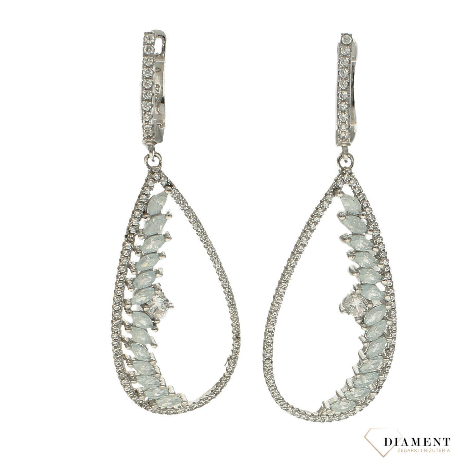 Srebrne kolczyki ozdobione cyrkonią w kolorze niebieskim i białym. Kolczyki na zapięcie angielskie dodadzą subtelnego blasku stworzonej stylizacji. Tego typu kolczyki, pięknie się będą prezentowały same lub.jpg