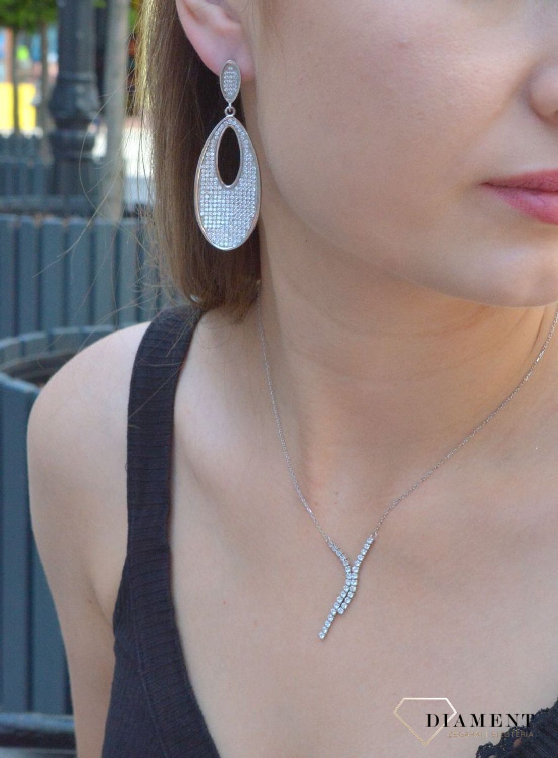 Kolczyki srebrne wiszące do ślubu w cyrkonie to nieskazitelne srebrne kolczyki w kształcie owalnym z białymi cyrkoniami. Zapięcie z tyłu na sztyfcie. Oryginalne i w nowoczesnym stylu podkreślające kobiecość.jpg