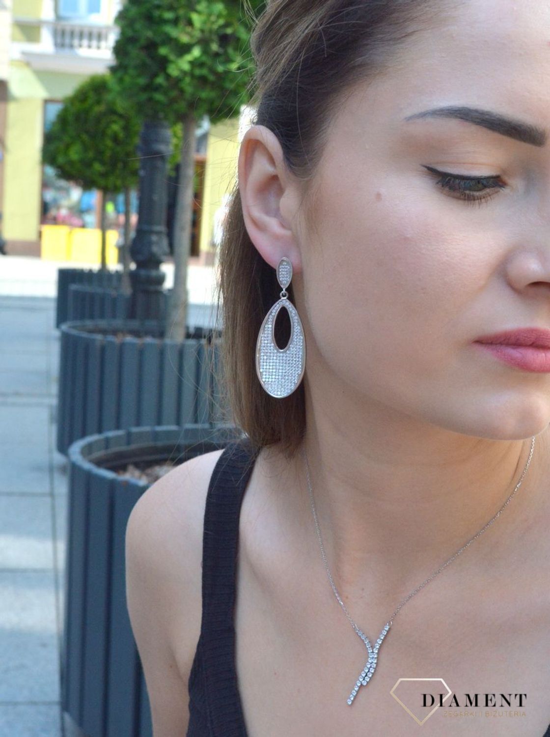 Kolczyki srebrne wiszące do ślubu w cyrkonie to nieskazitelne srebrne kolczyki w kształcie owalnym z białymi cyrkoniami. Zapięcie z tyłu na sztyfcie. Oryginalne i w nowoczesnym stylu podkreślające kobiecość.jpg