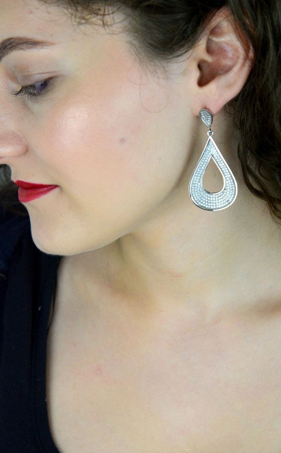 Kolczyki srebrne wiszące długie z białymi cyrkoniami. Długie kolczyki srebrne kształcie łezki składające się z z dużych sopelków na których jest duża ilość cyrkonii..jpg