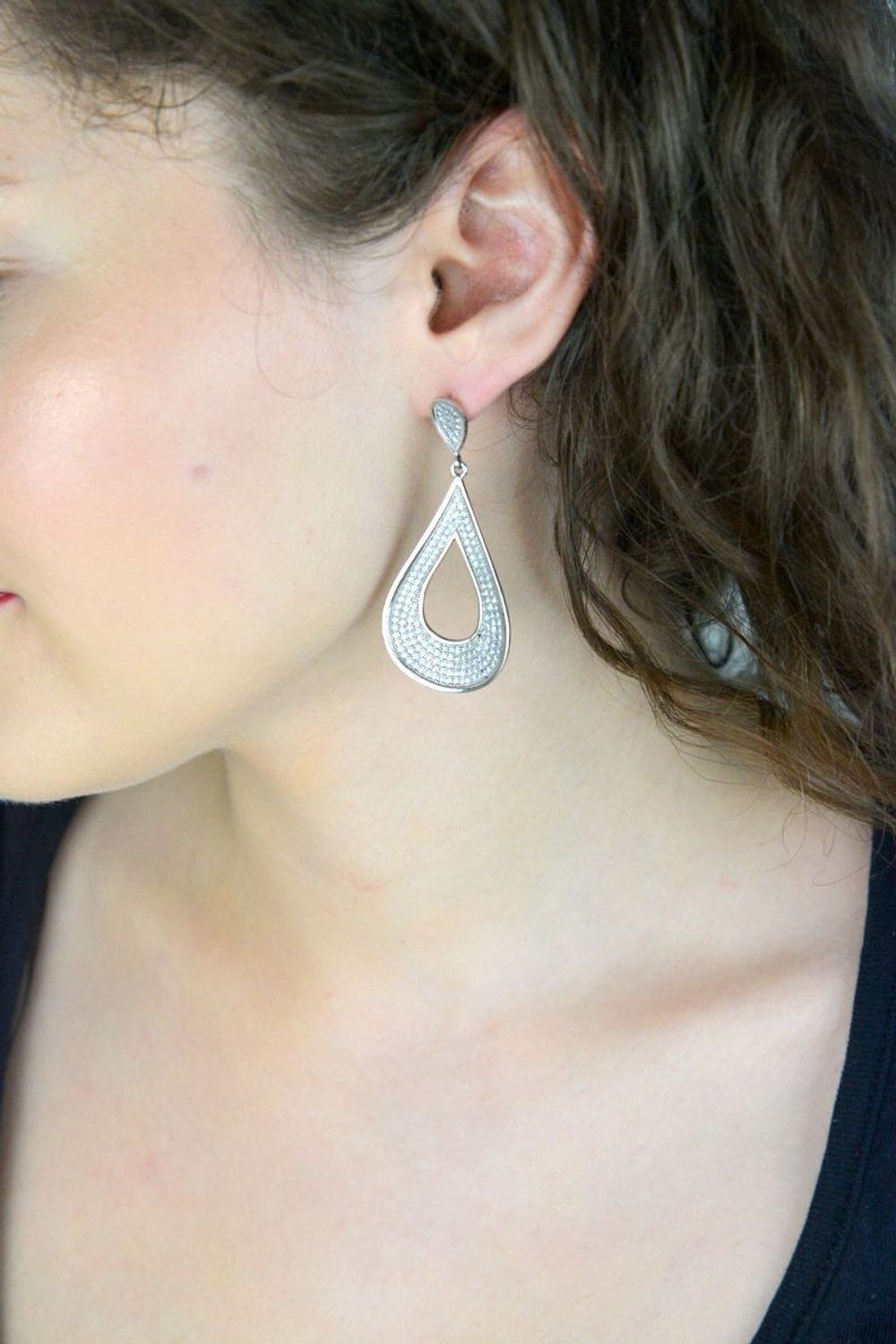Kolczyki srebrne wiszące długie z białymi cyrkoniami. Długie kolczyki srebrne kształcie łezki składające się z z dużych sopelków na których jest duża ilość cyrkonii..jpg