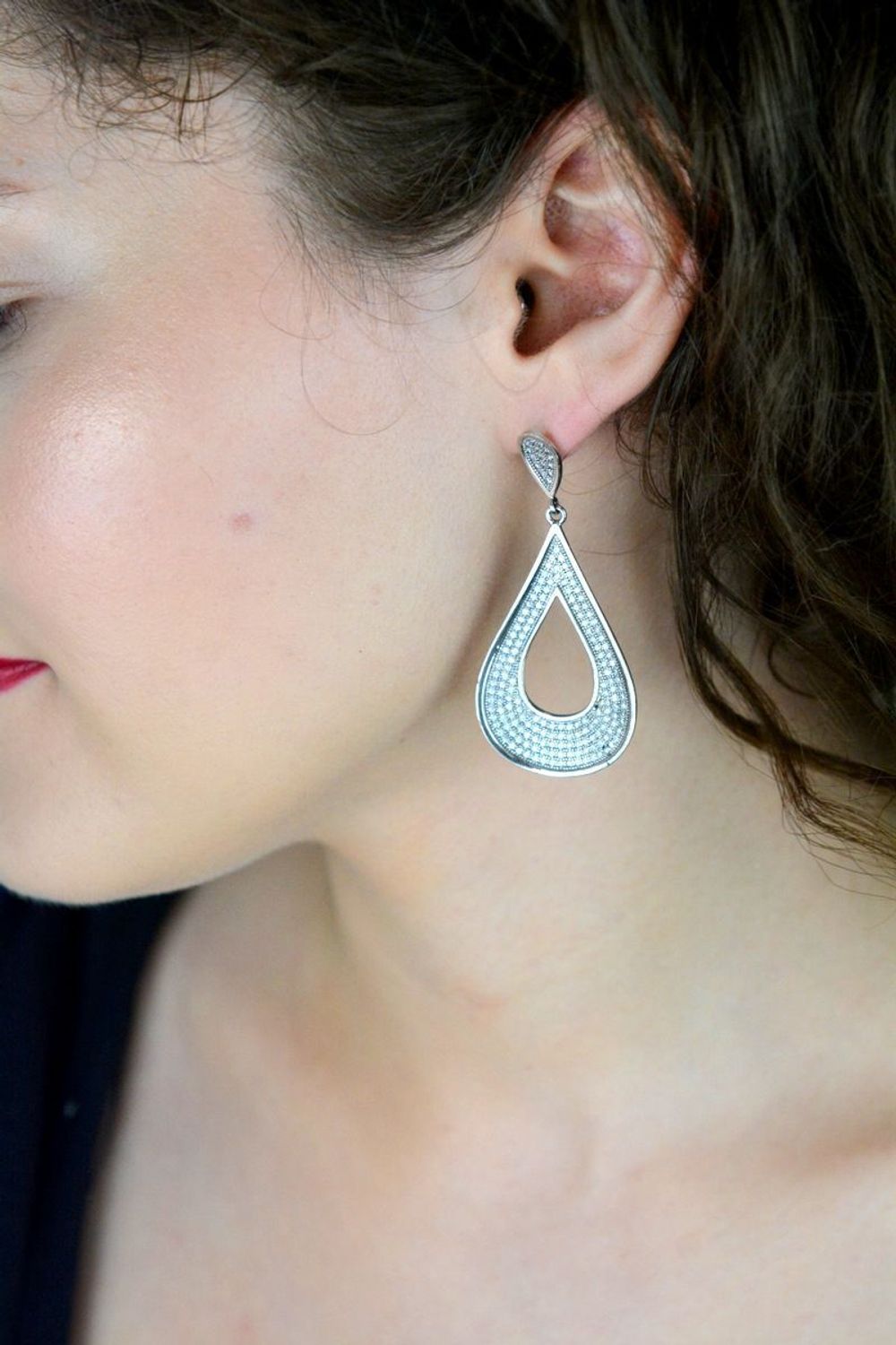 Kolczyki srebrne wiszące długie z białymi cyrkoniami. Długie kolczyki srebrne kształcie łezki składające się z z dużych sopelków na których jest duża ilość cyrkonii..jpg