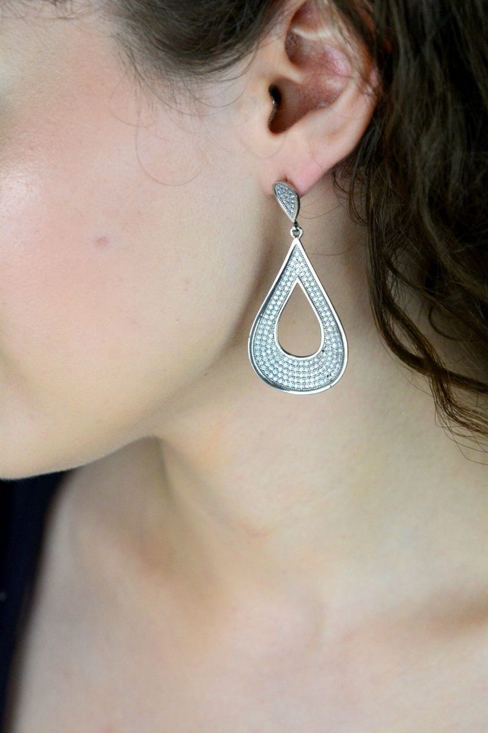 Kolczyki srebrne wiszące długie z białymi cyrkoniami. Długie kolczyki srebrne kształcie łezki składające się z z dużych sopelków na których jest duża ilość cyrkonii..jpg