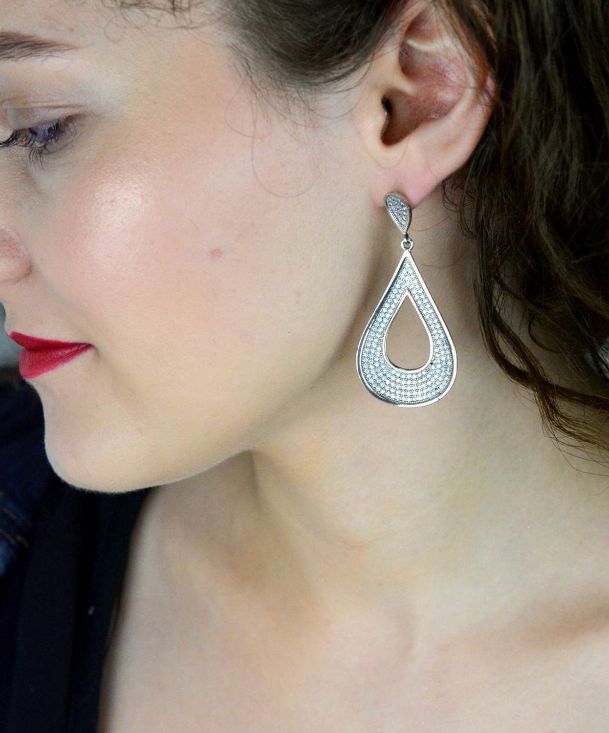 Kolczyki srebrne wiszące długie z białymi cyrkoniami. Długie kolczyki srebrne kształcie łezki składające się z z dużych sopelków na których jest duża ilość cyrkonii..jpg