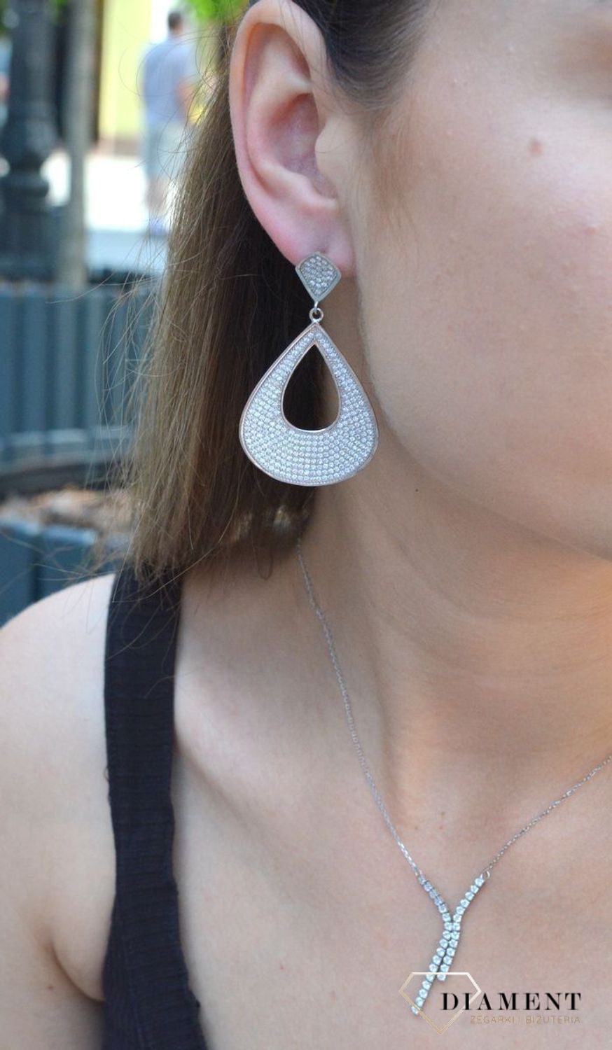 Kolczyki srebrne wiszące do ślubu łezki w cyrkonie to nieskazitelne srebrne kolczyki w kształcie skrzydeł z białymi cyrkoniami. Zapięcie z tyłu na sztyfcie. Oryginalne i w nowoczesnym stylu podkreślające ko.jpg
