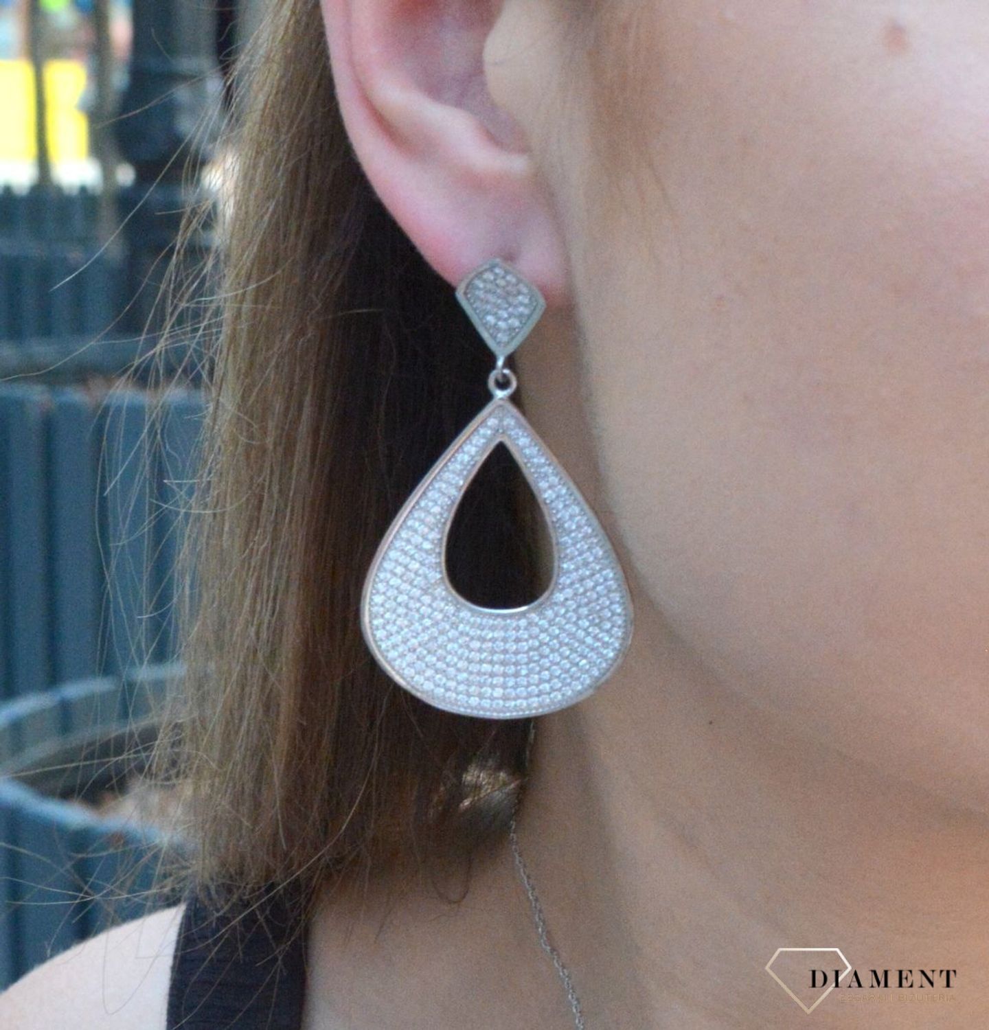 Kolczyki srebrne wiszące do ślubu łezki w cyrkonie to nieskazitelne srebrne kolczyki w kształcie skrzydeł z białymi cyrkoniami. Zapięcie z tyłu na sztyfcie. Oryginalne i w nowoczesnym stylu podkreślające ko.jpg