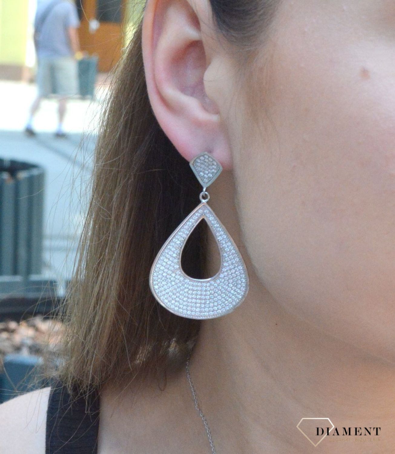 Kolczyki srebrne wiszące do ślubu łezki w cyrkonie to nieskazitelne srebrne kolczyki w kształcie skrzydeł z białymi cyrkoniami. Zapięcie z tyłu na sztyfcie. Oryginalne i w nowoczesnym stylu podkreślające ko.jpg